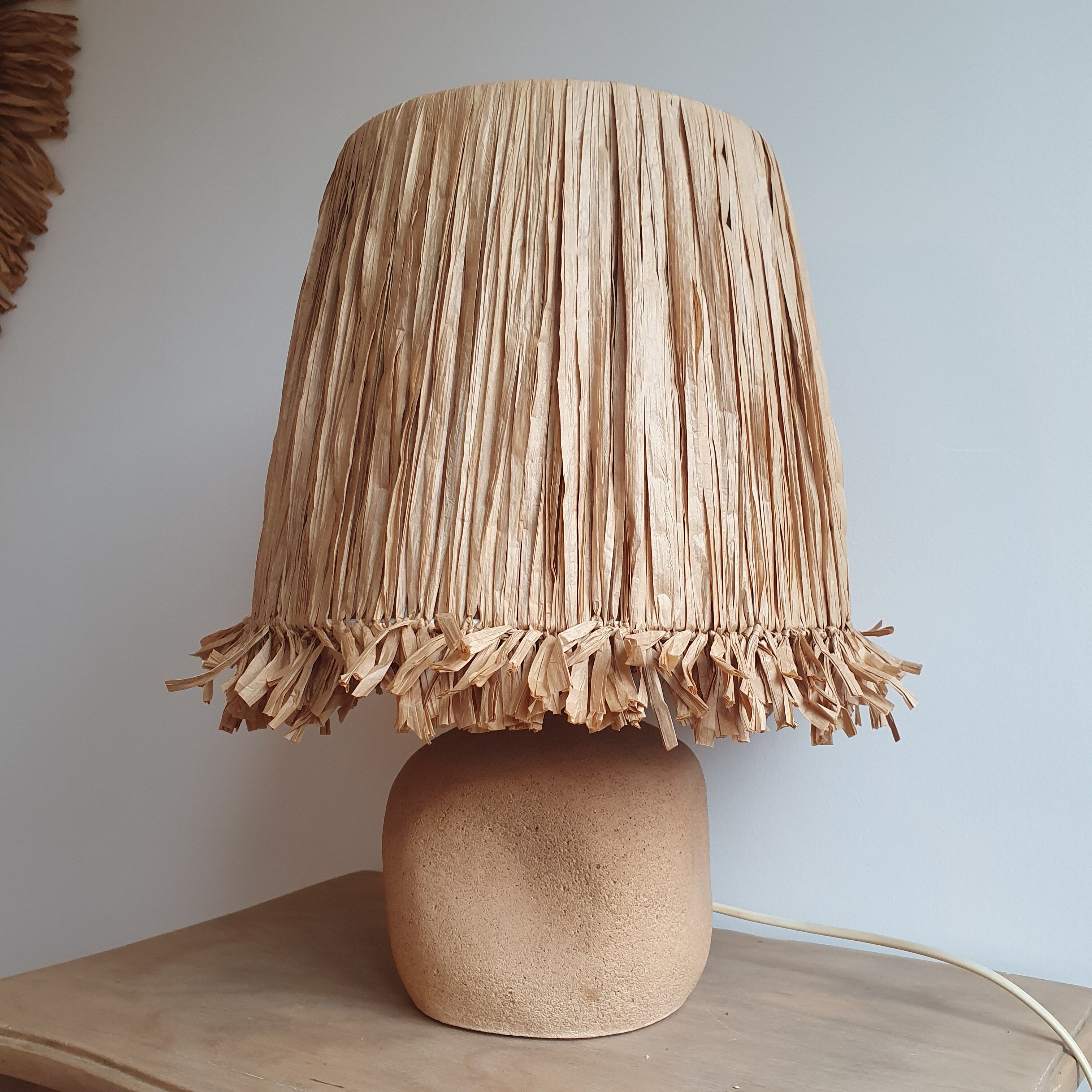 Lampe en pierre et raphia