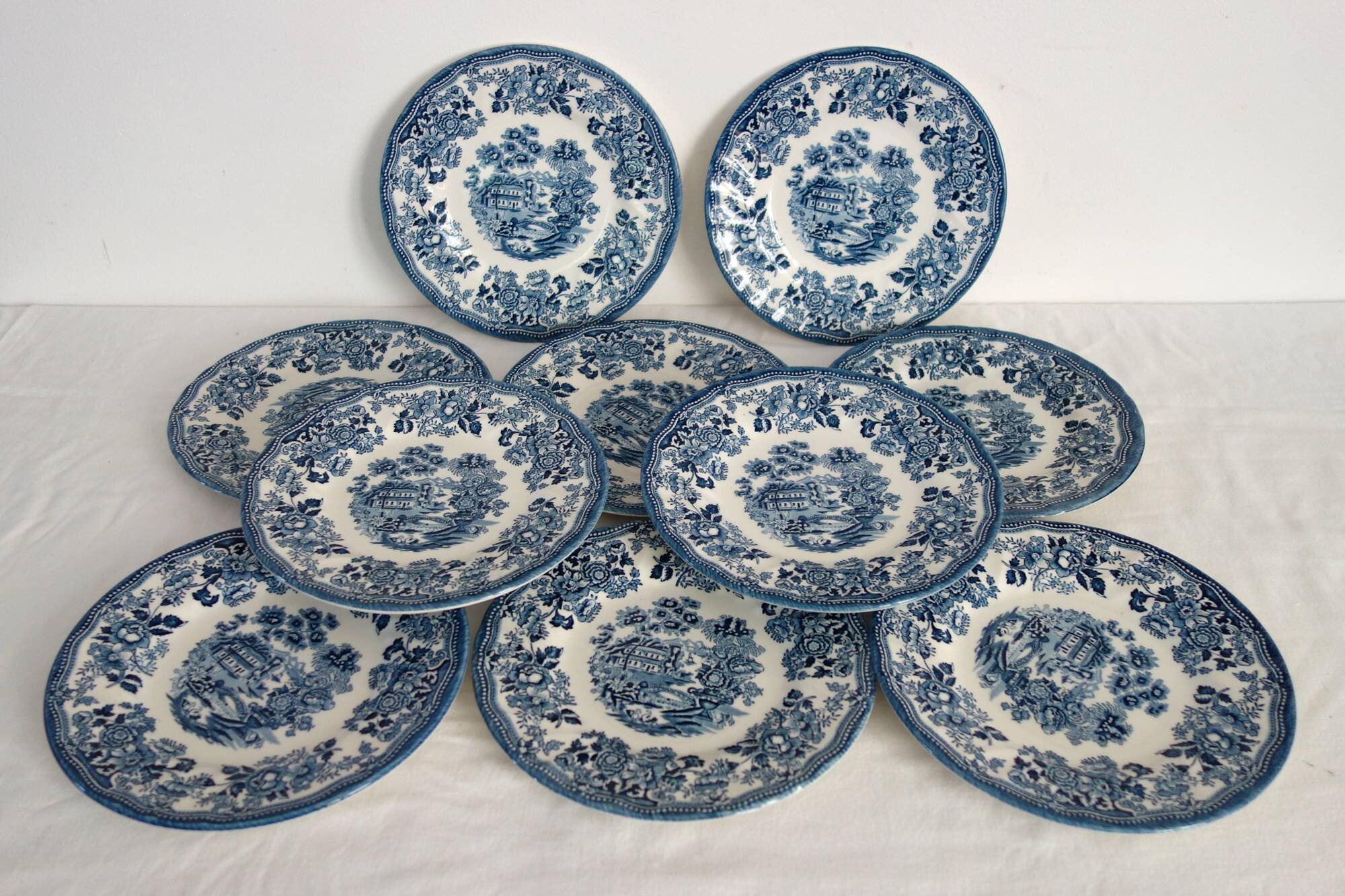 10 assiettes à dessert et plat Churchill The Georgian Collection  England