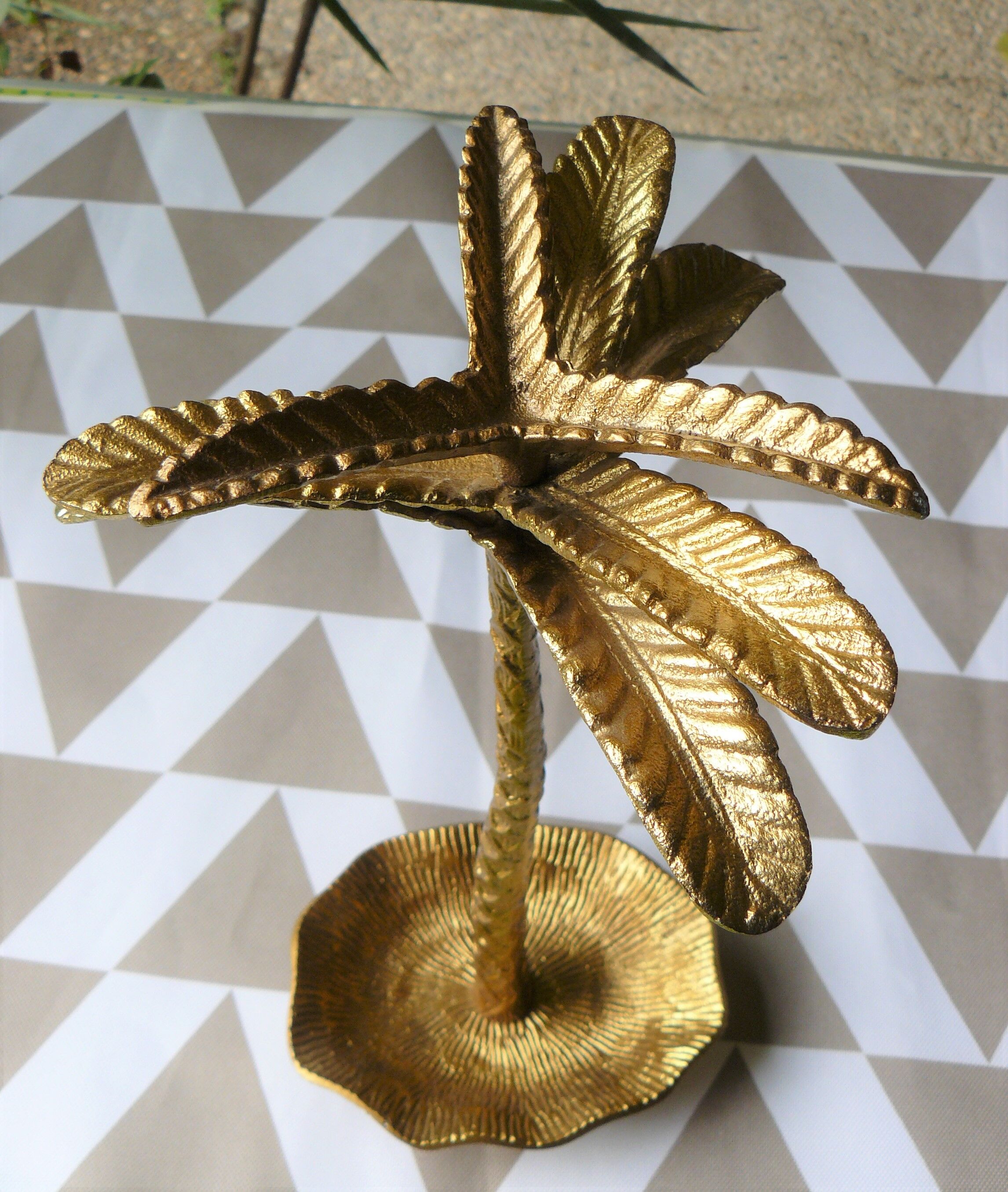 Empty pocket metal palm