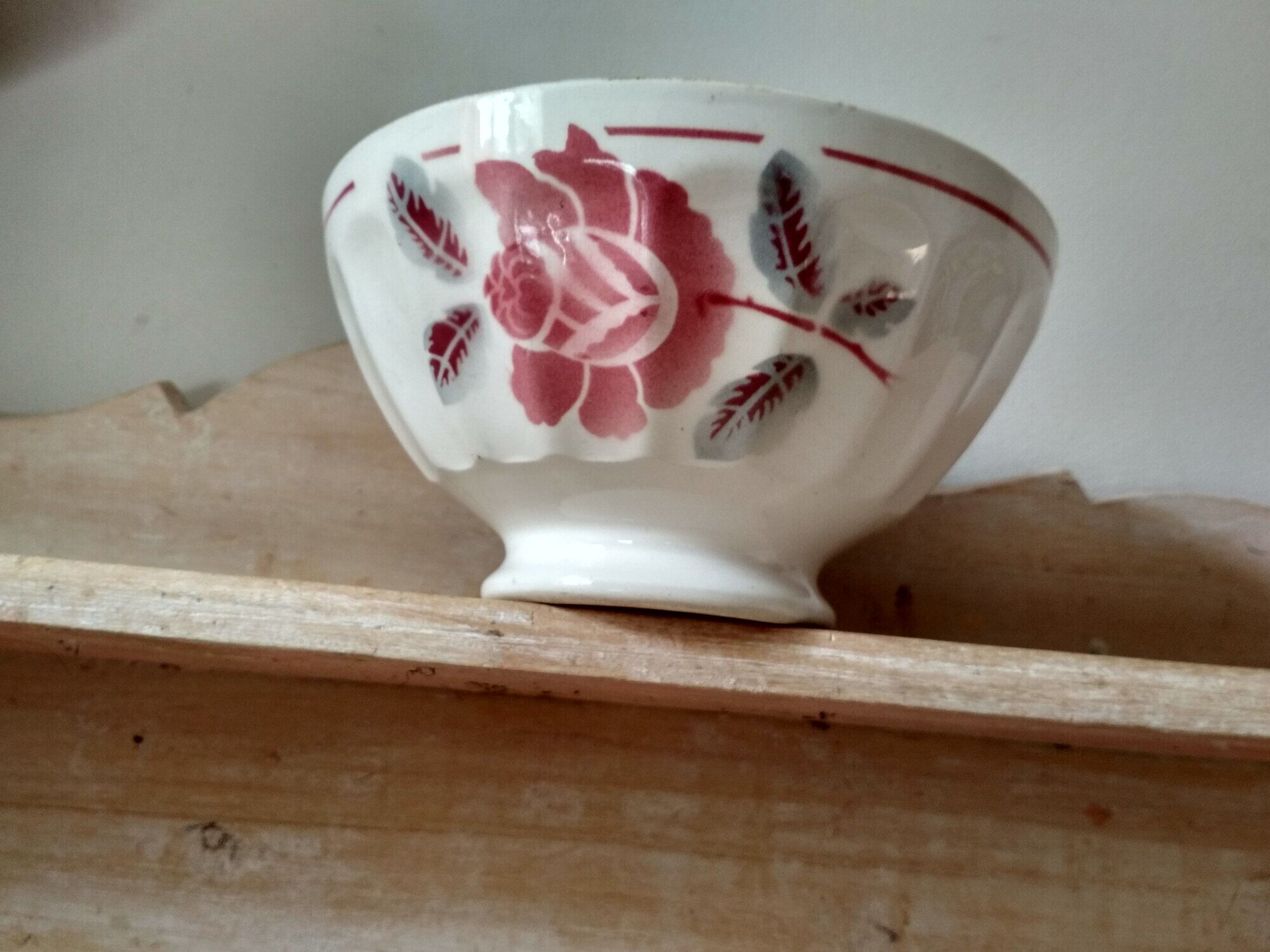 Ceramic bowl with pink flower décor