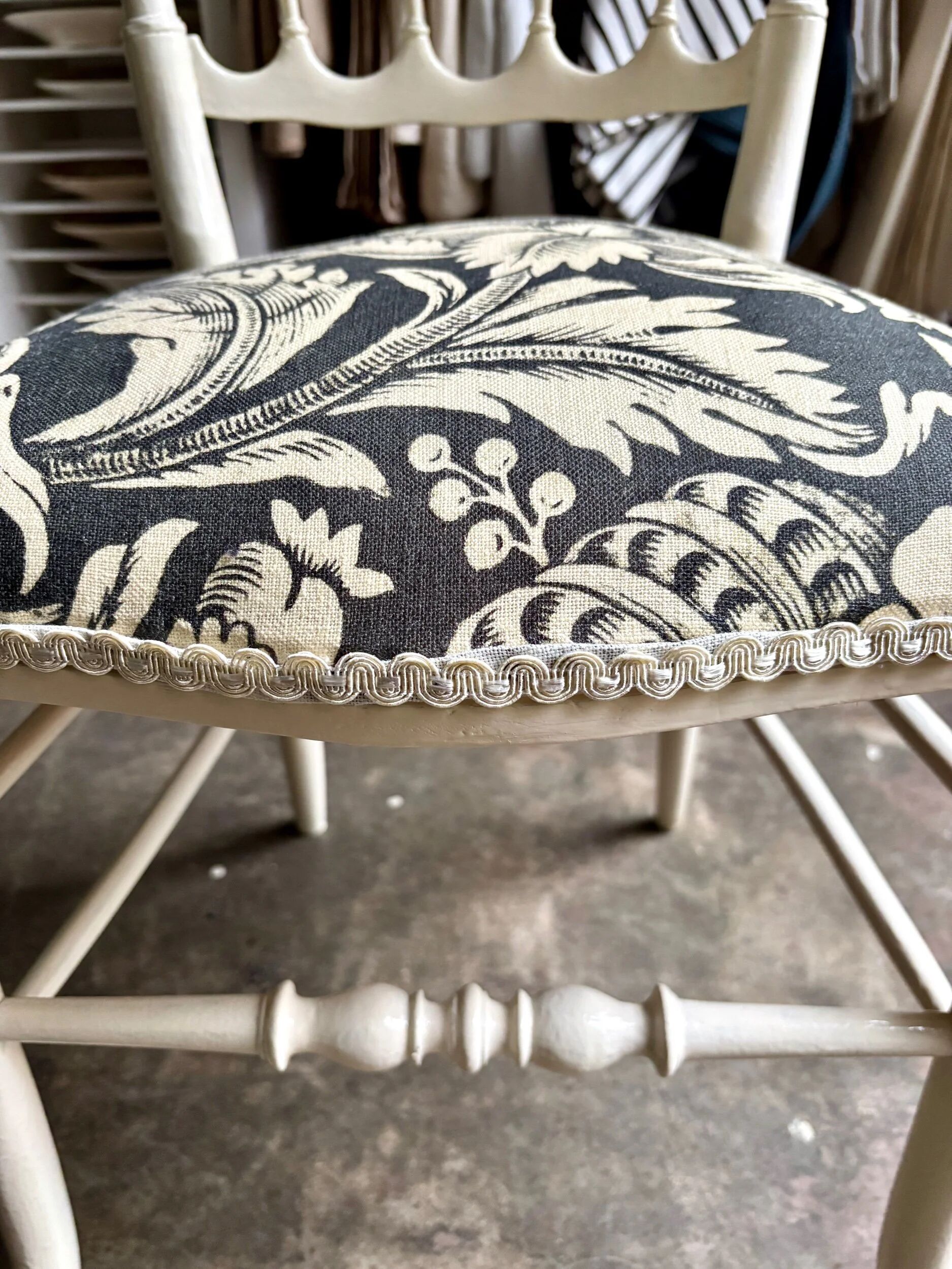 Chaise Napoléon III en bois blanc et coton "Grands Pavots" Antoinette Poisson