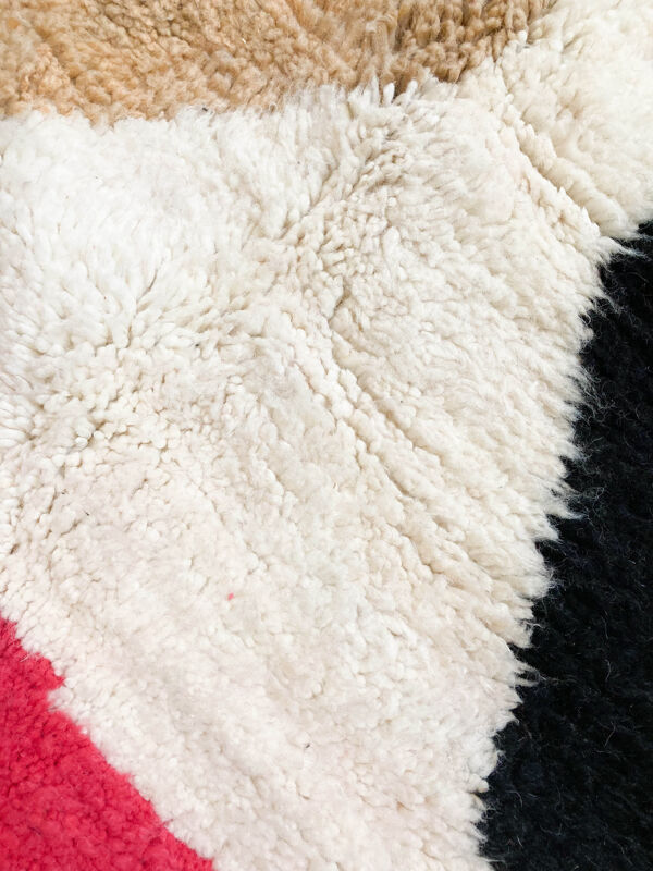 Tapis berbère marocain beni ouarain écru à motifs colorés 258x155cm