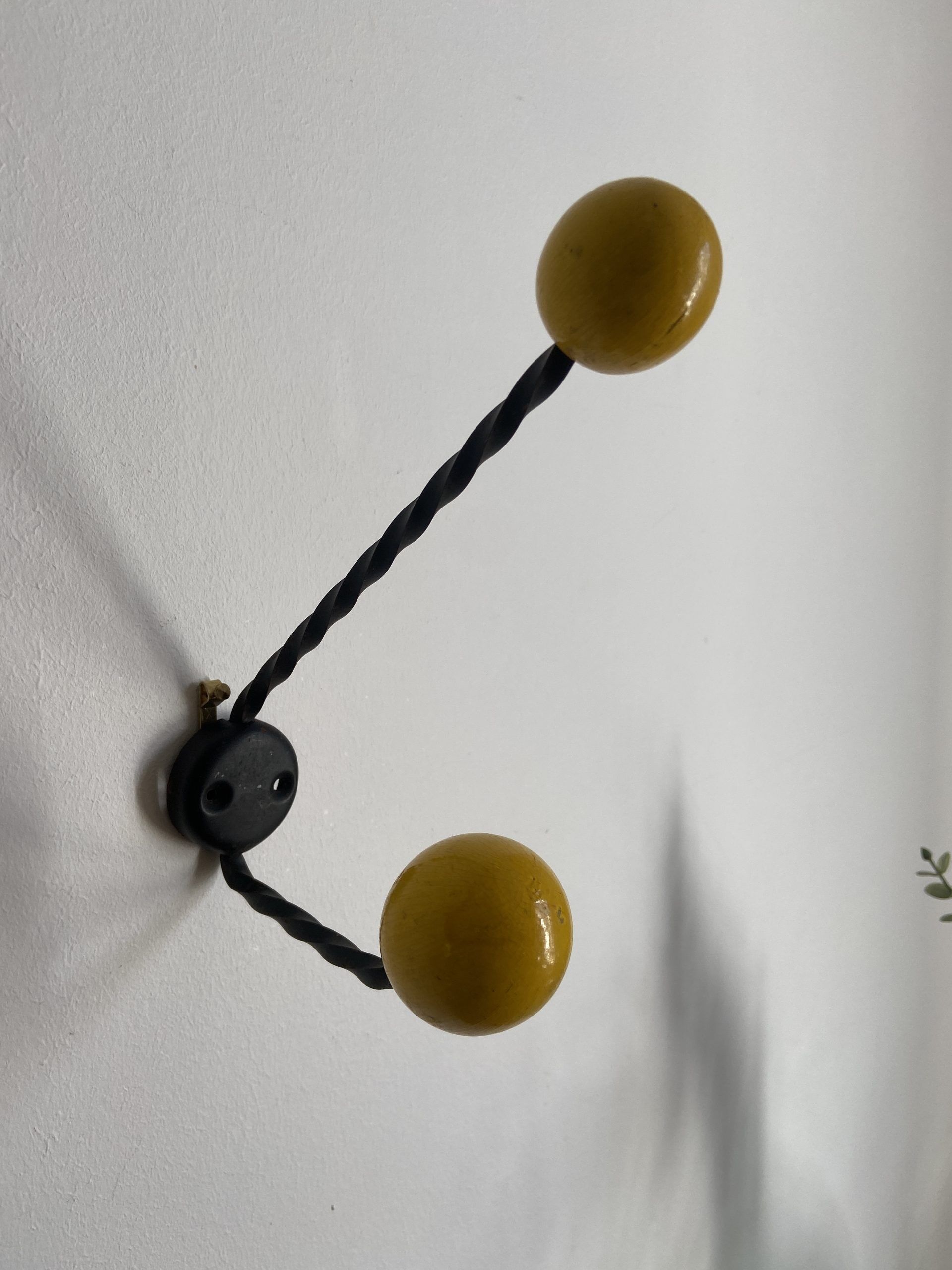 Patère vintage 2 boules en bois jaune