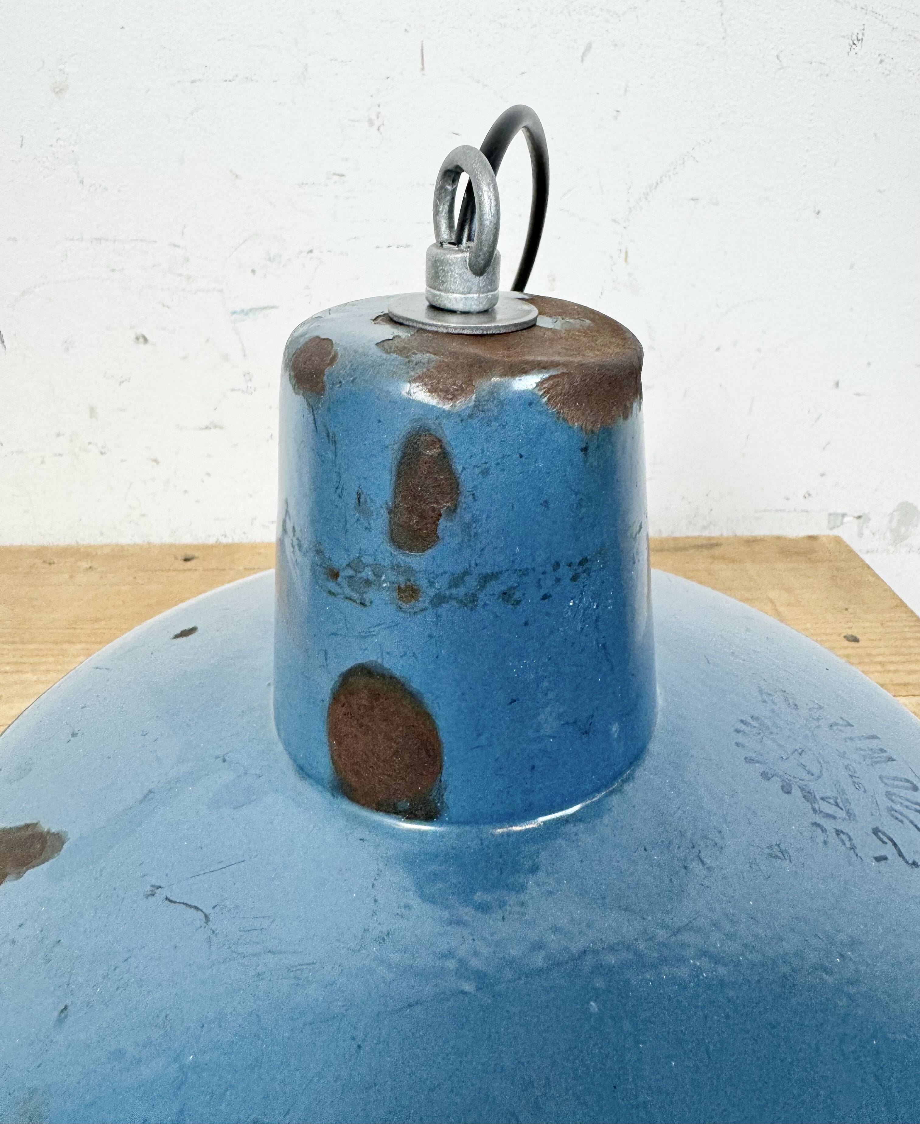 Lampe à suspension industrielle en émail bleu, années 1960