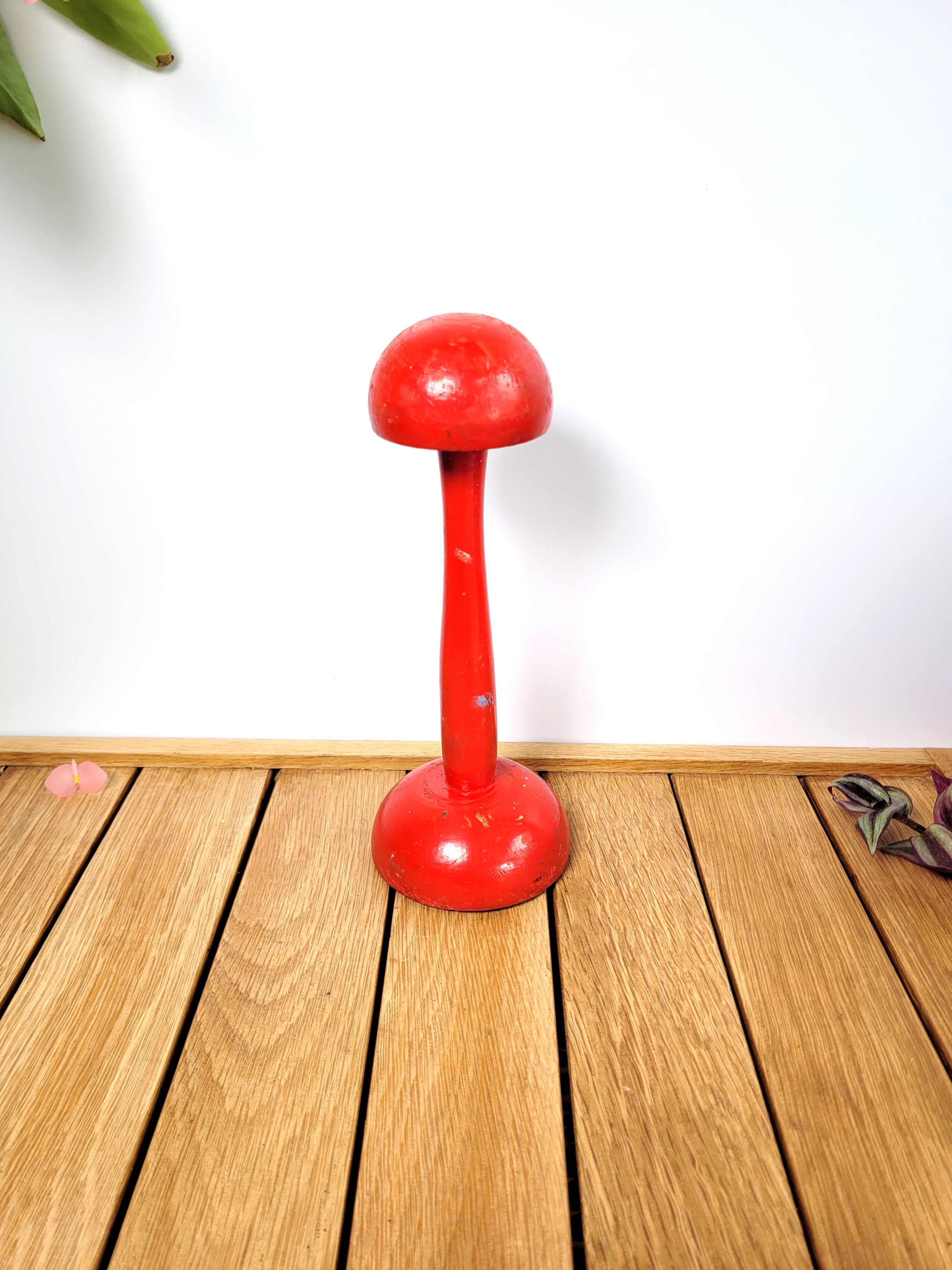 Red old hat holder