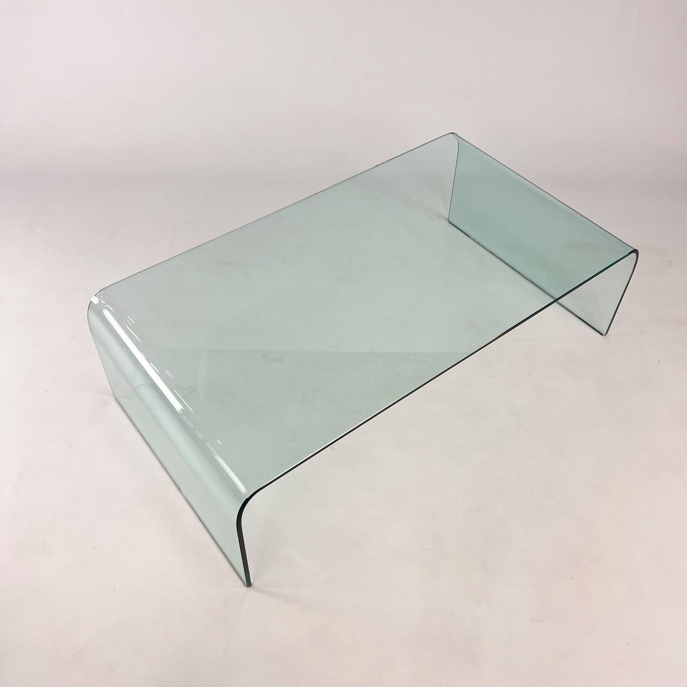 Table Basse Postmoderne en Verre Courbé, 1990s