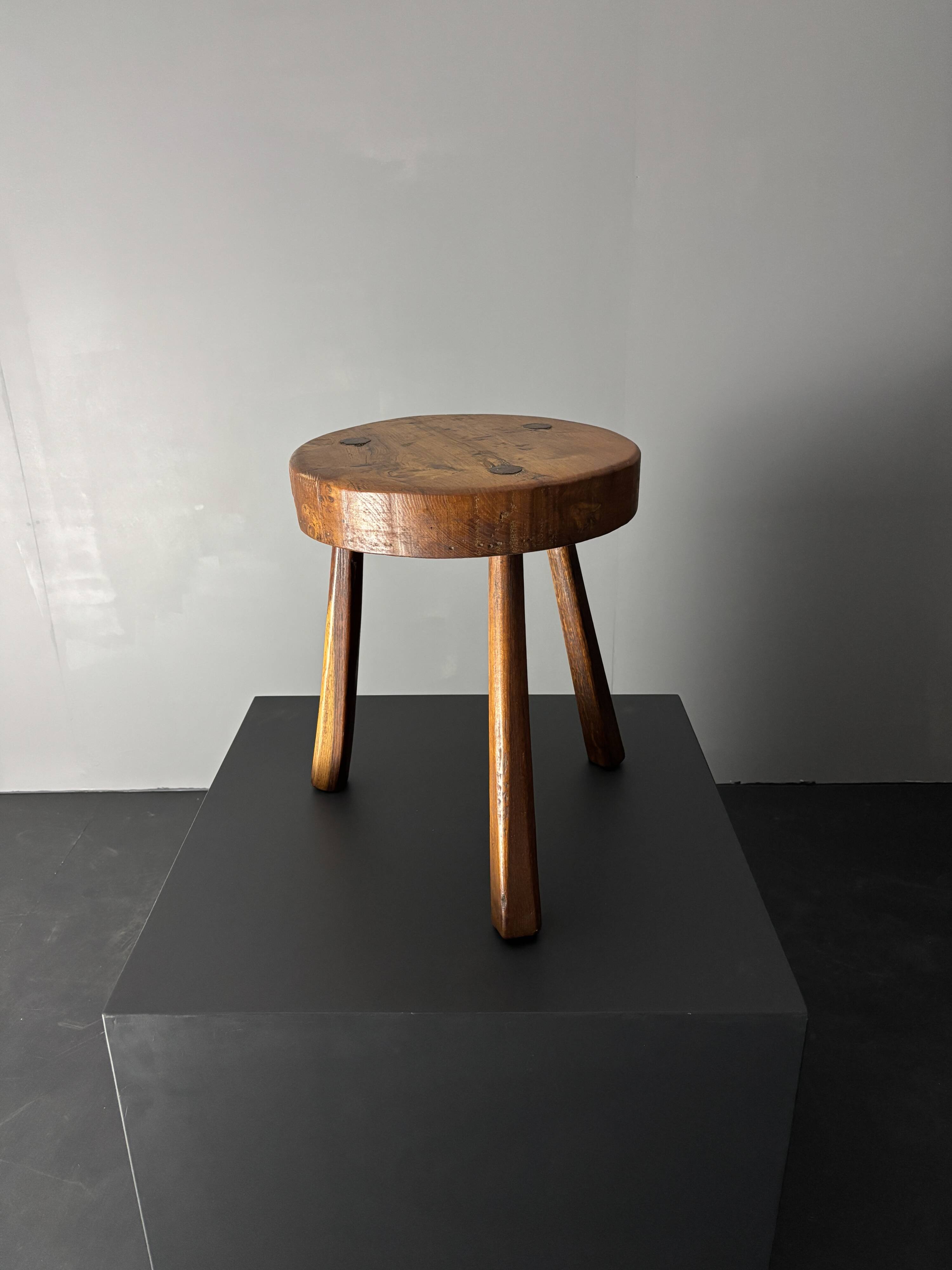 Tabouret de ferme rustique français massif de style brutaliste des années 1950