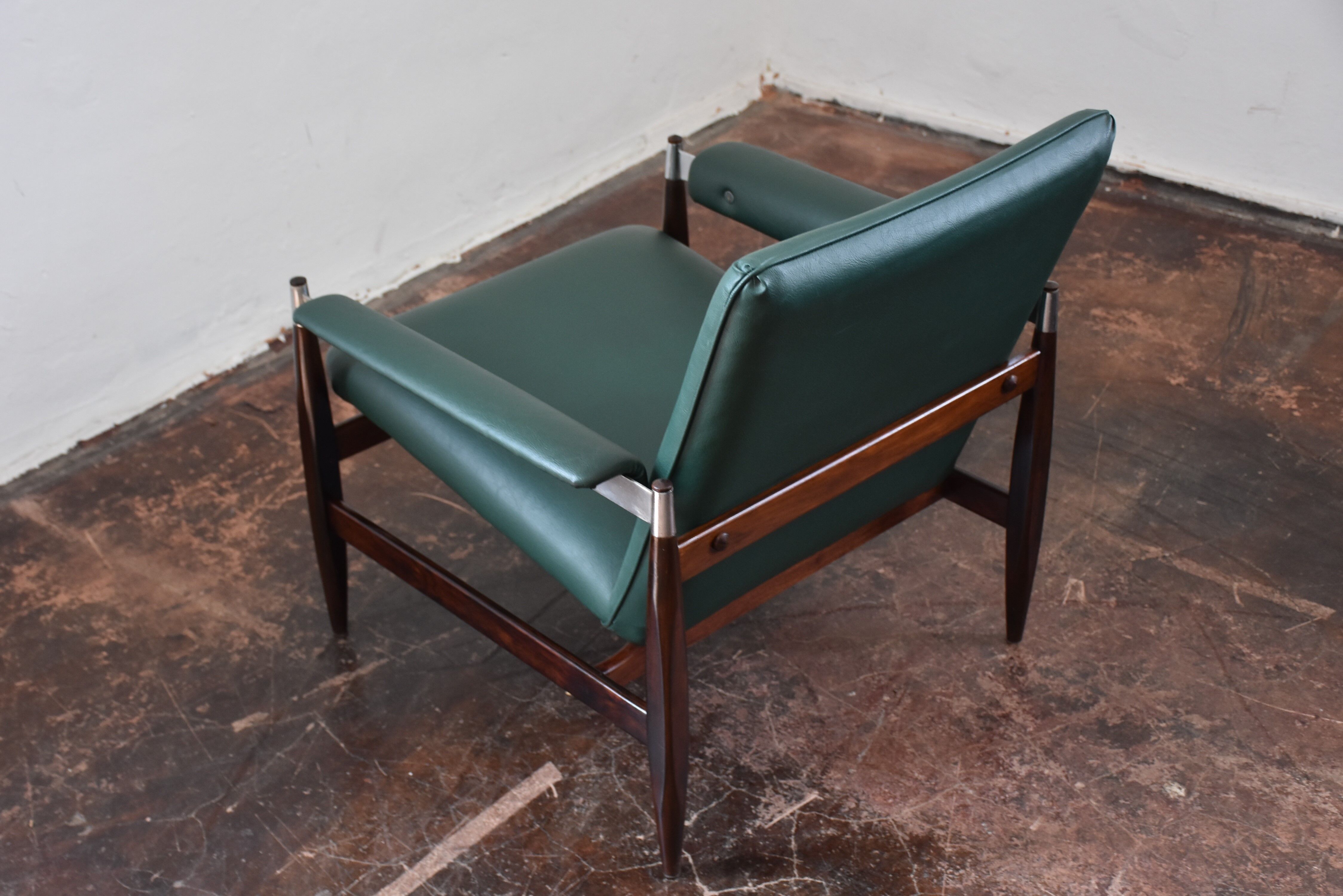 Fauteuil en palissandre & simili cuir modèle 112 par Leolux, années 1960