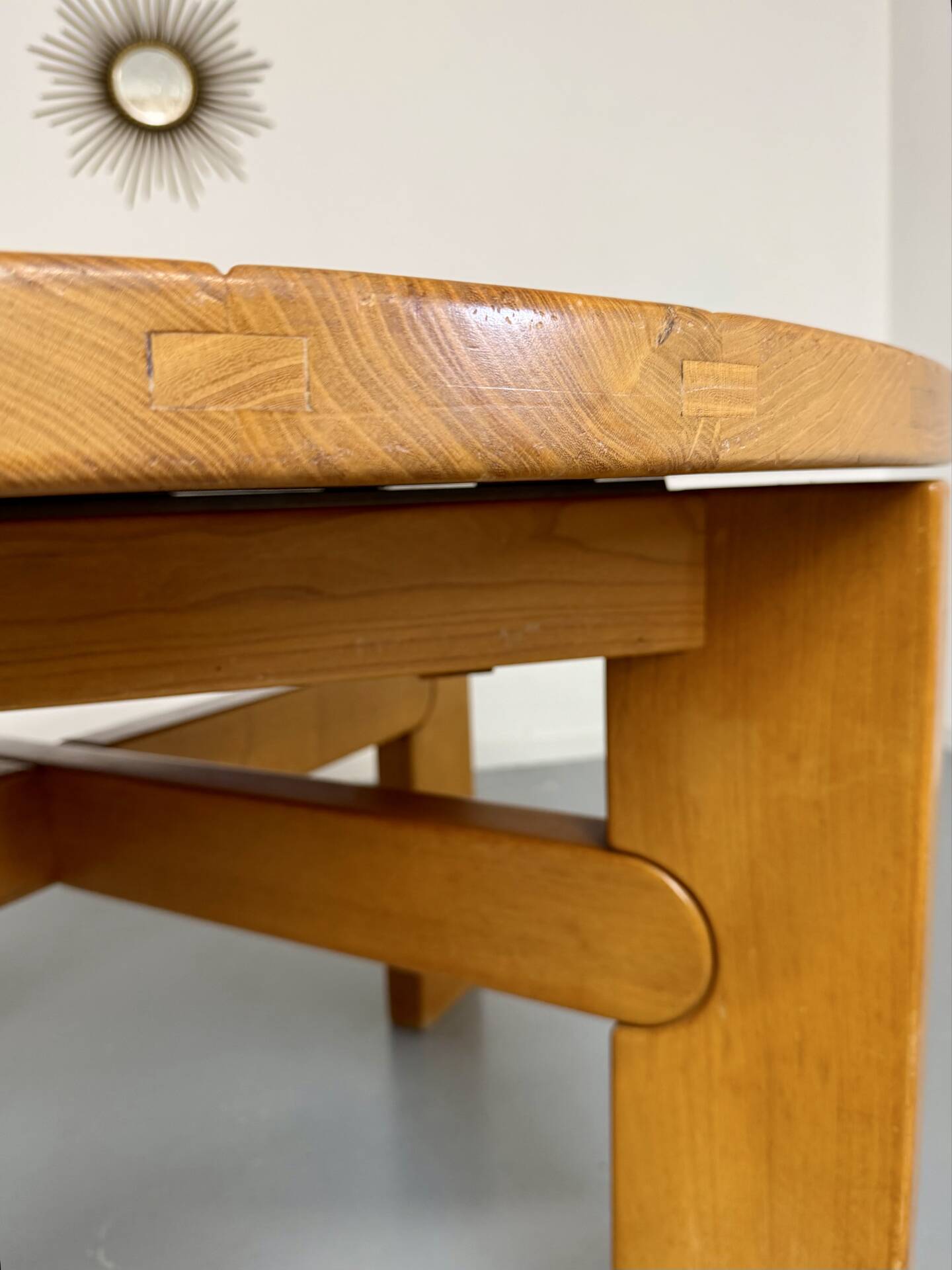Extendable round table Maison Regain in solid elm, 1970s design.