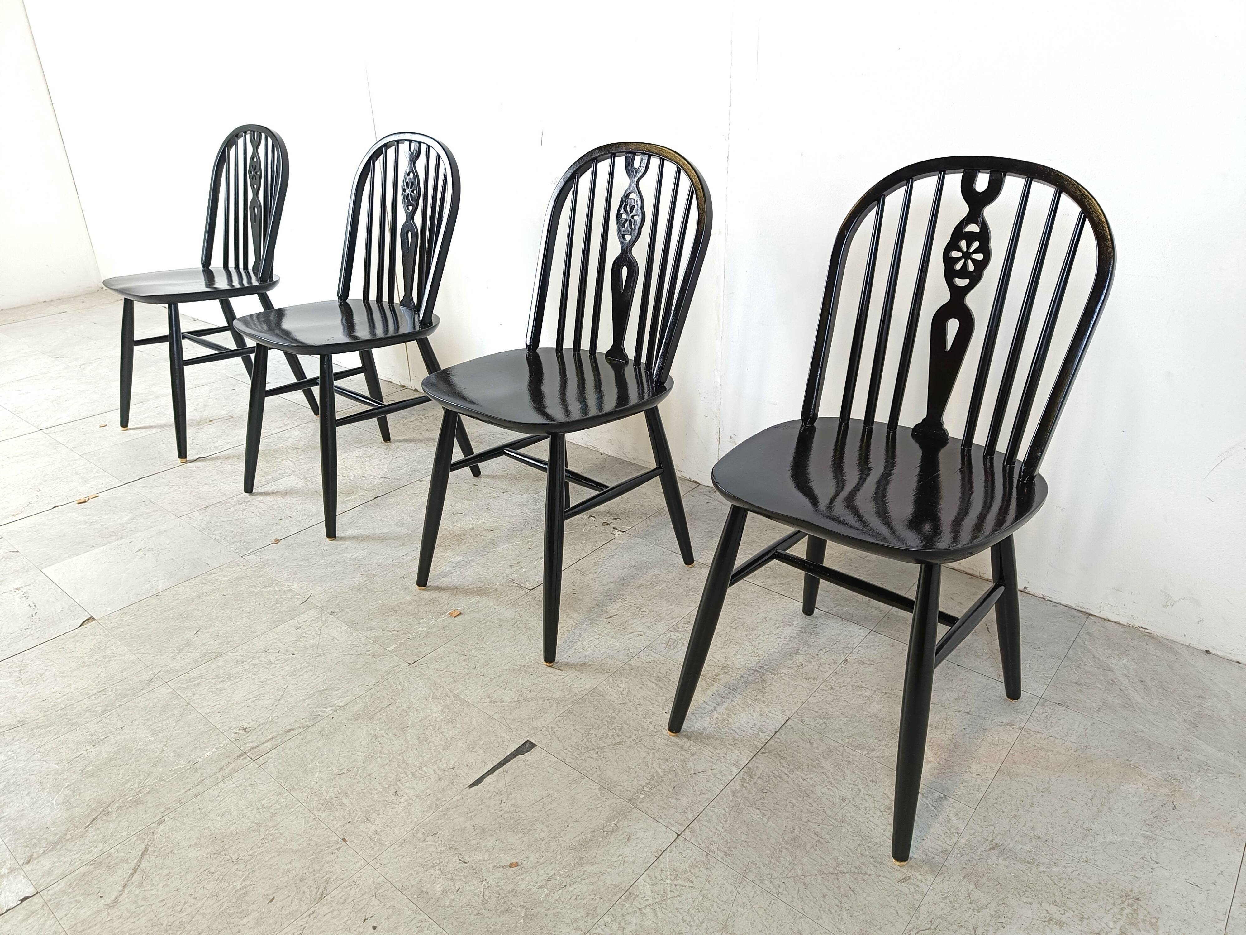 Ensemble de 4 chaises de salle à manger Ercol noircies, années 1950