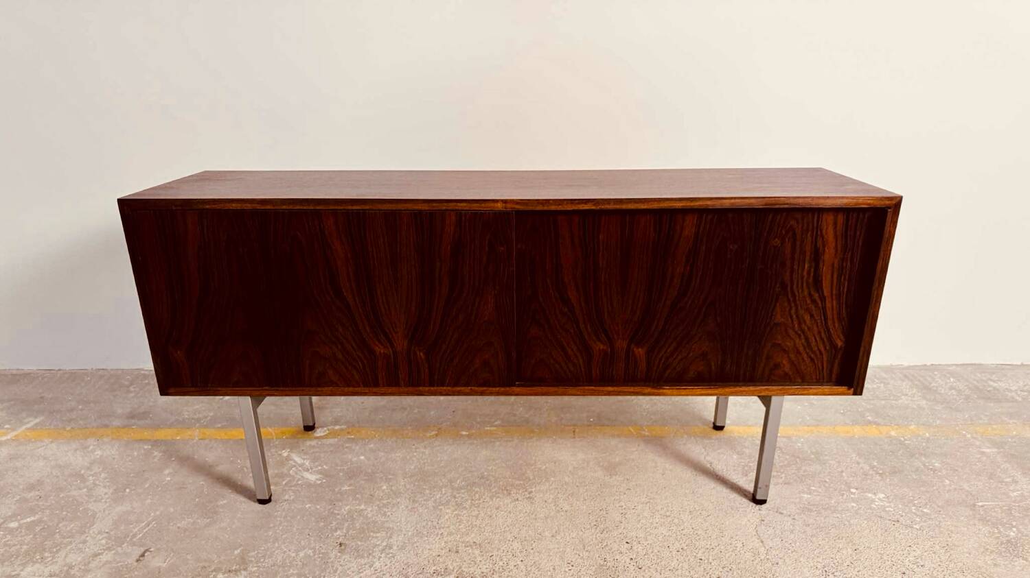 Small enfilade, 142 cm long, with 2 doors in rosewood.
