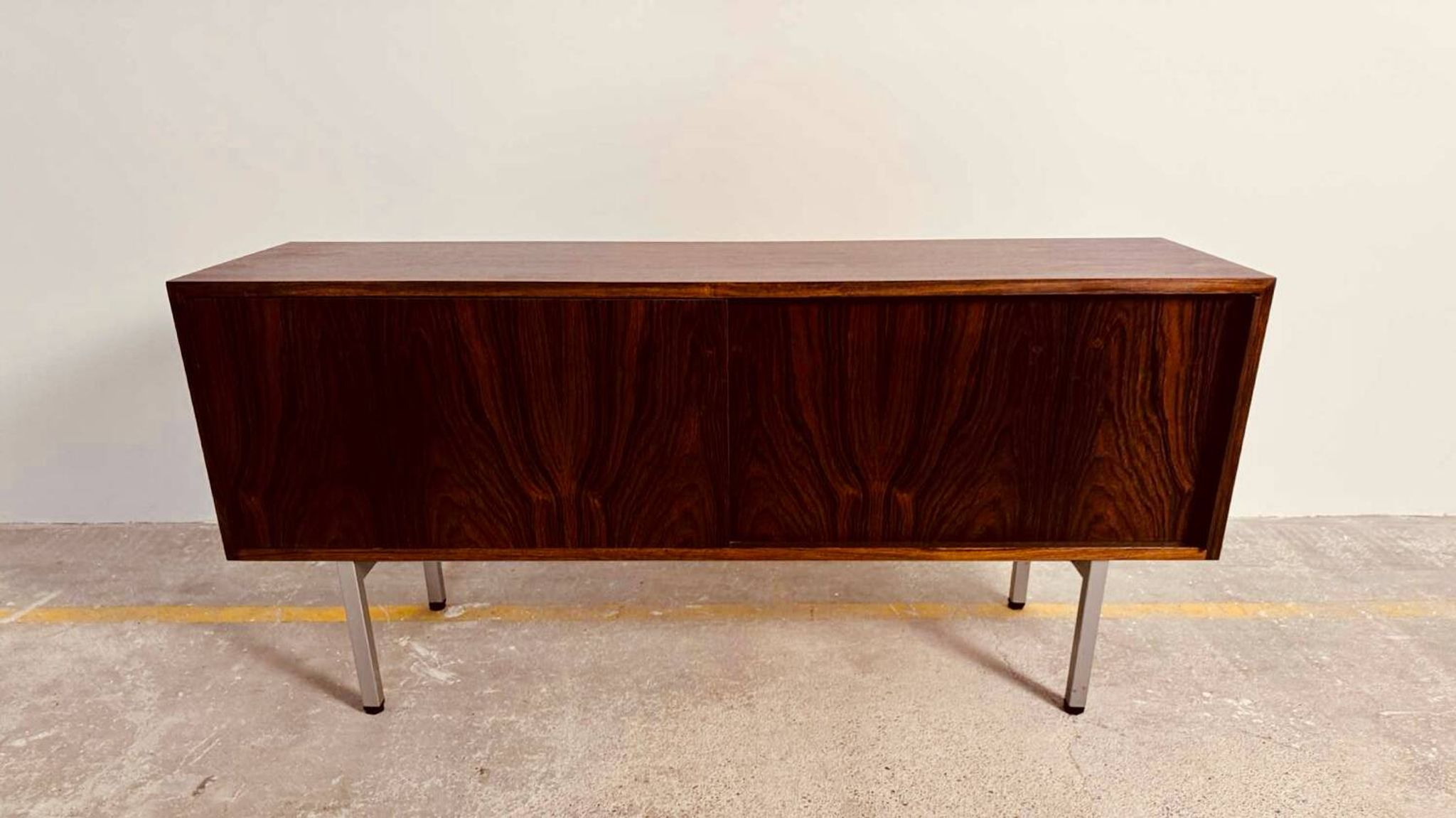 Small enfilade, 142 cm long, with 2 doors in rosewood.