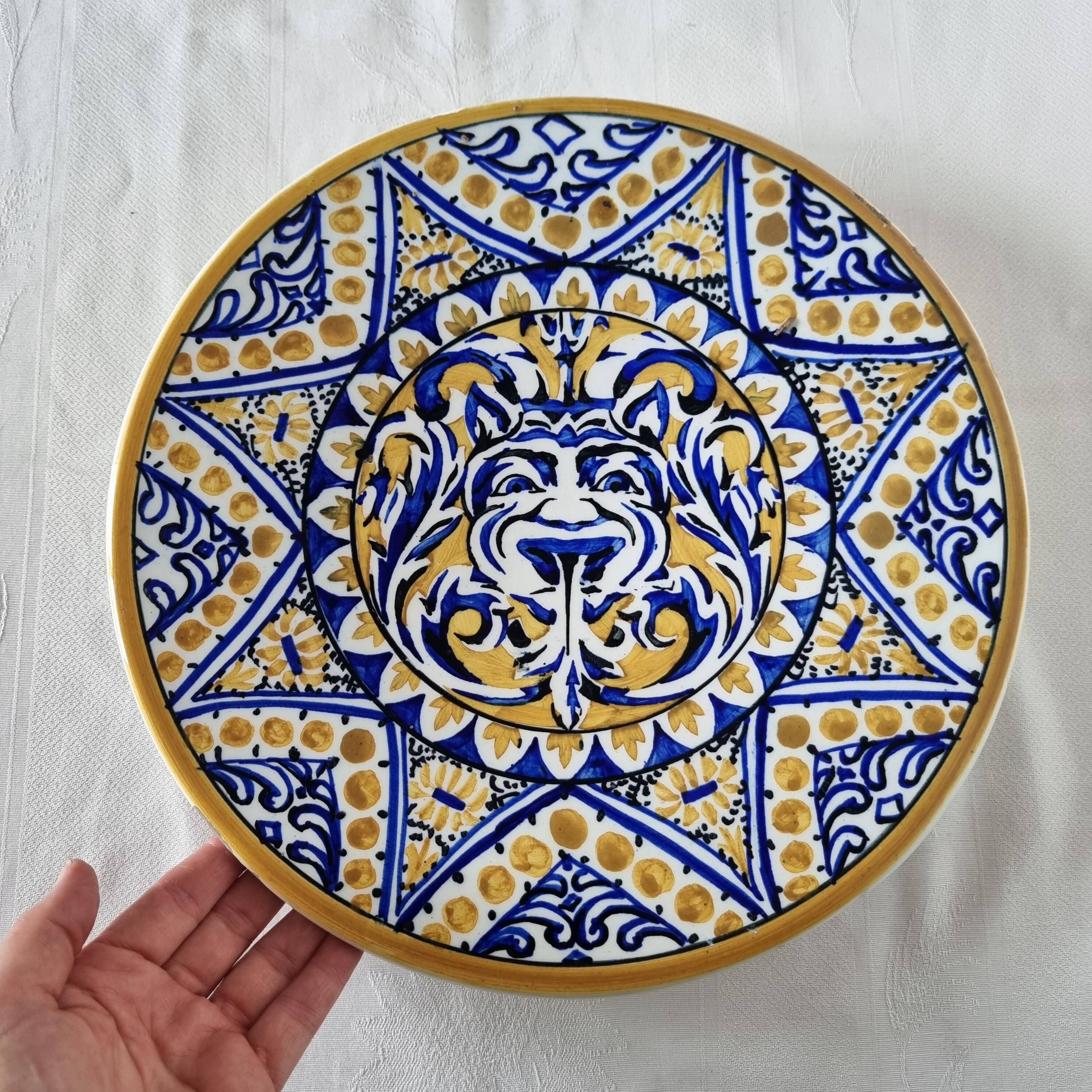 Ancienne assiette en céramique ou faïence espagnole fabriquée et peinte à la main Milieu du siècle