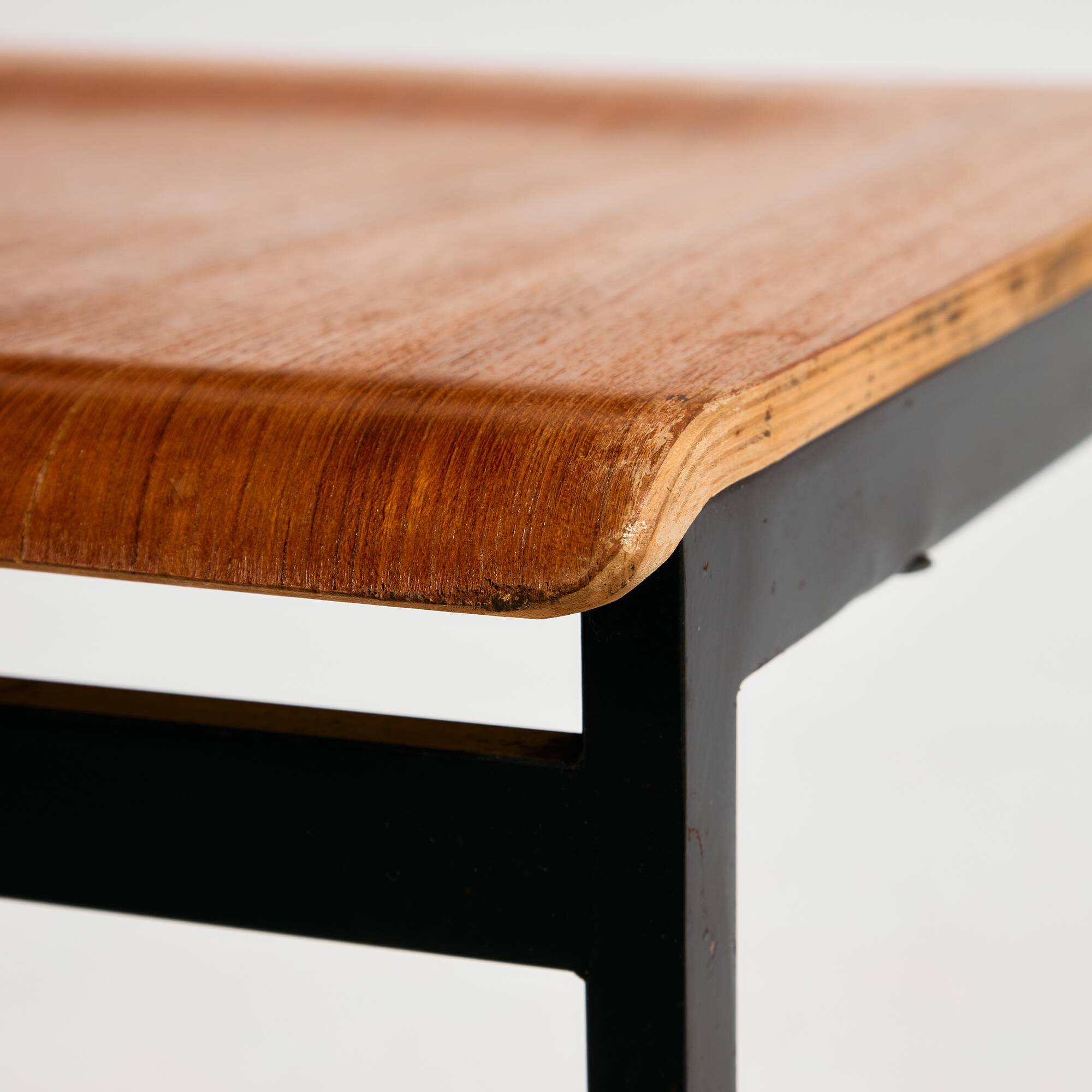 Chaise en teck sur base en métal