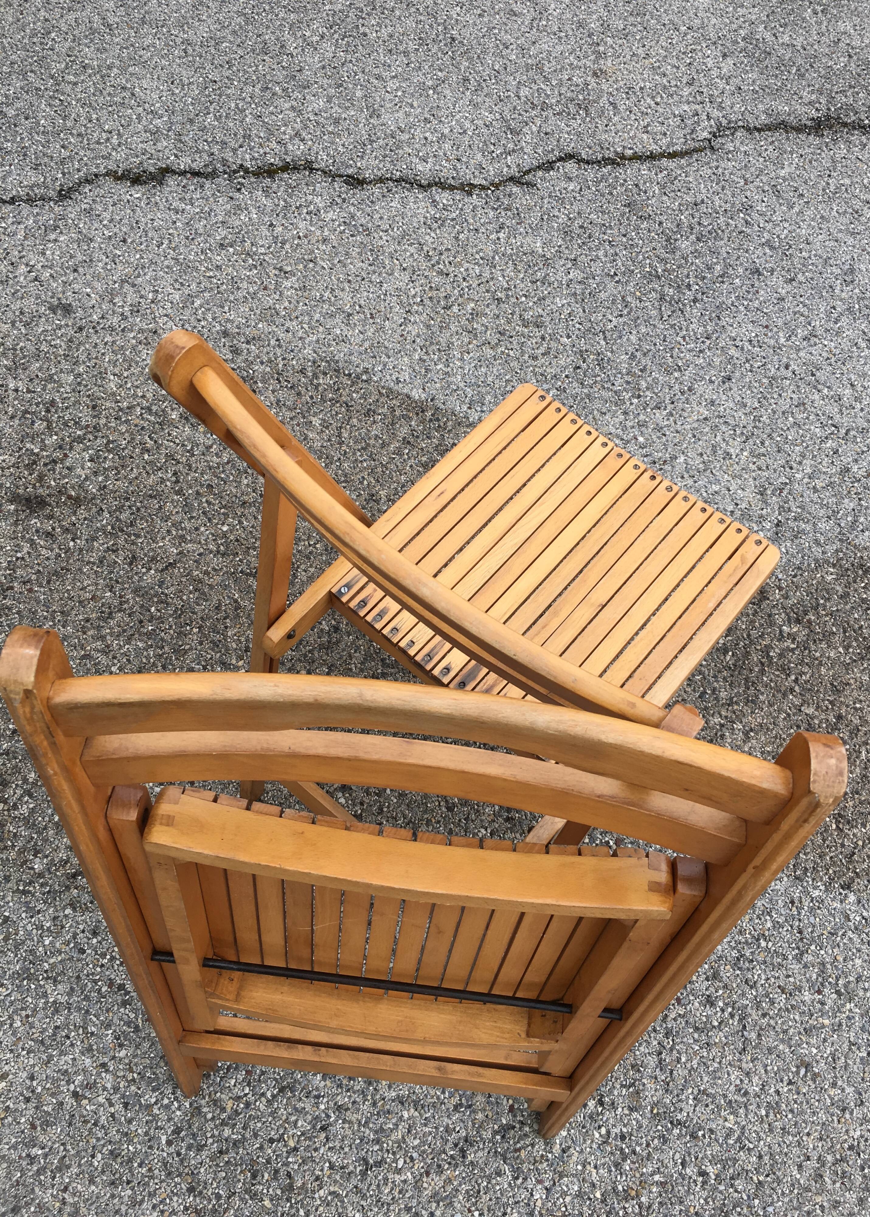 Paire de chaises pliantes en bois massif
