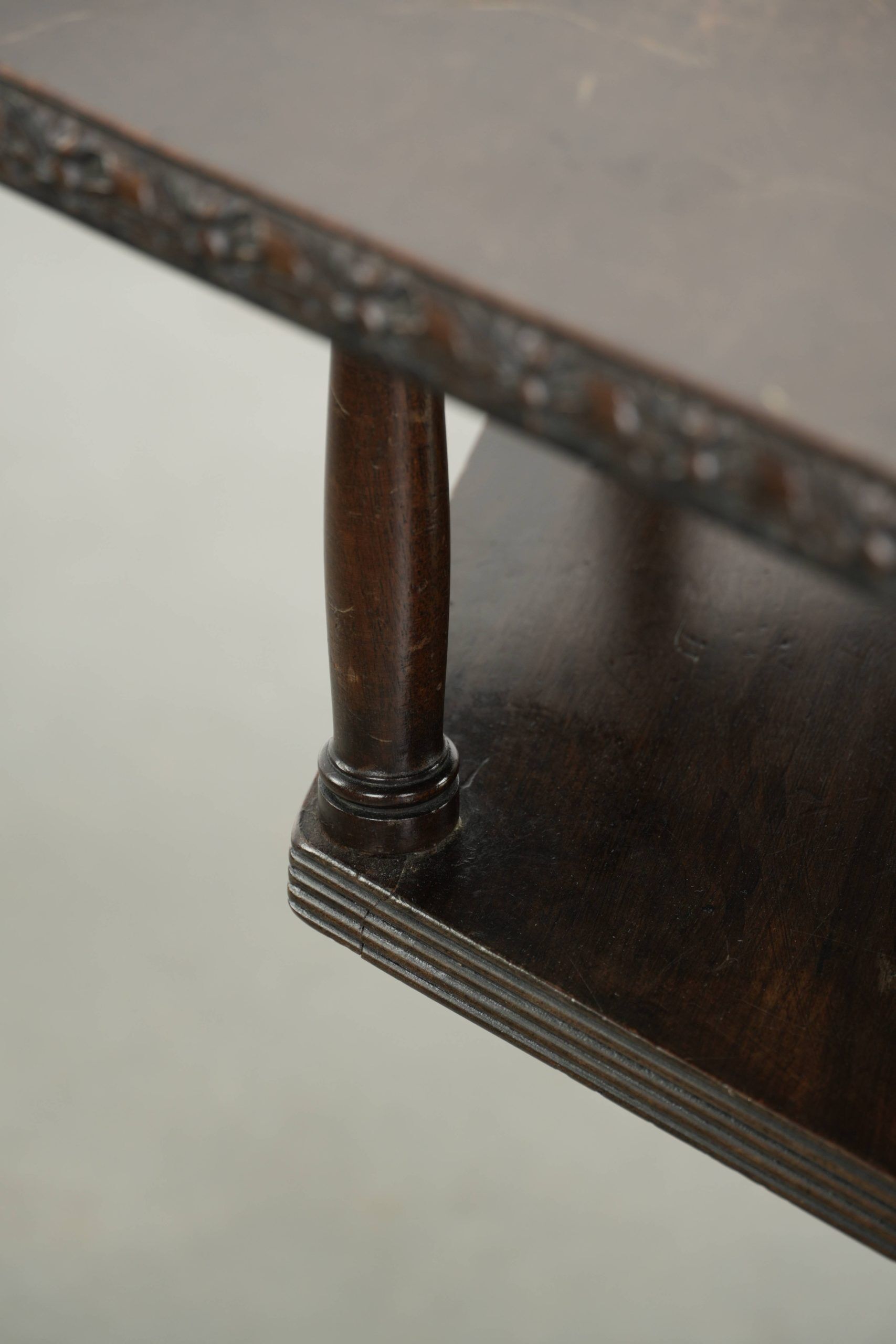 Antique wooden English rotating book table/side table from the 19th century