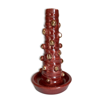 Pied de lampe ou bougeoir Accolay à décor de boules, émail rouge et or, vers 1960-1970.