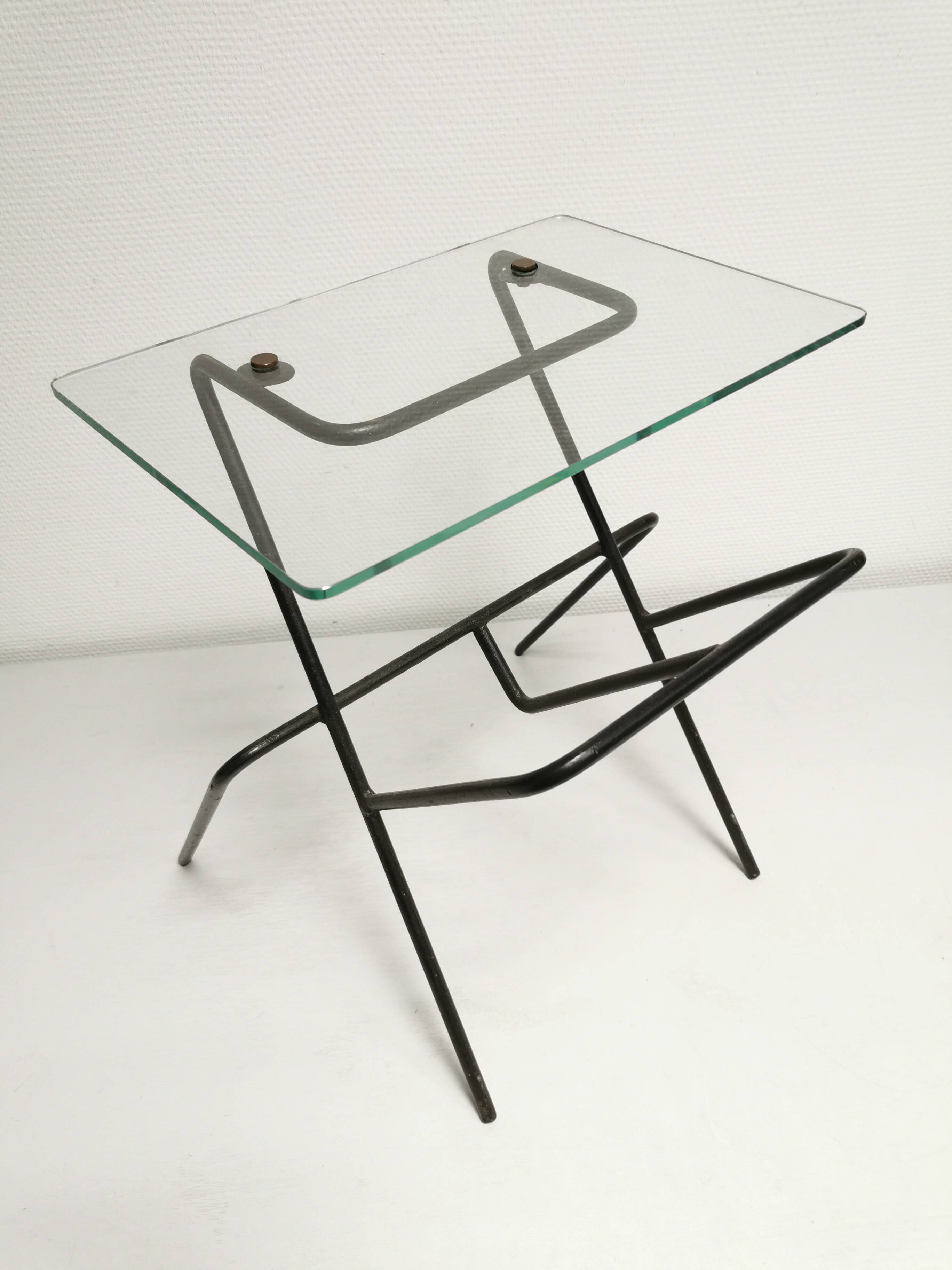 Side table / pedestal table magazine holder. 50's vintage design