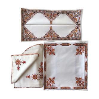 High-end embroidered table linen lot
