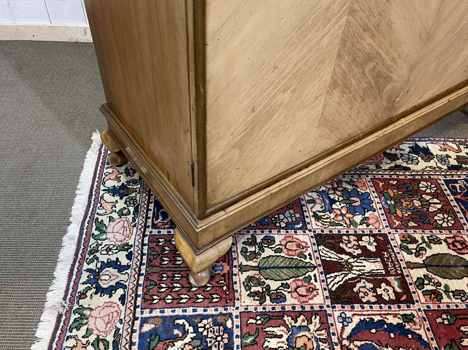 Penderie anglaise art déco en noyer des années 1930