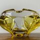 Cendrier vintage en verre moulé jaune et transparent