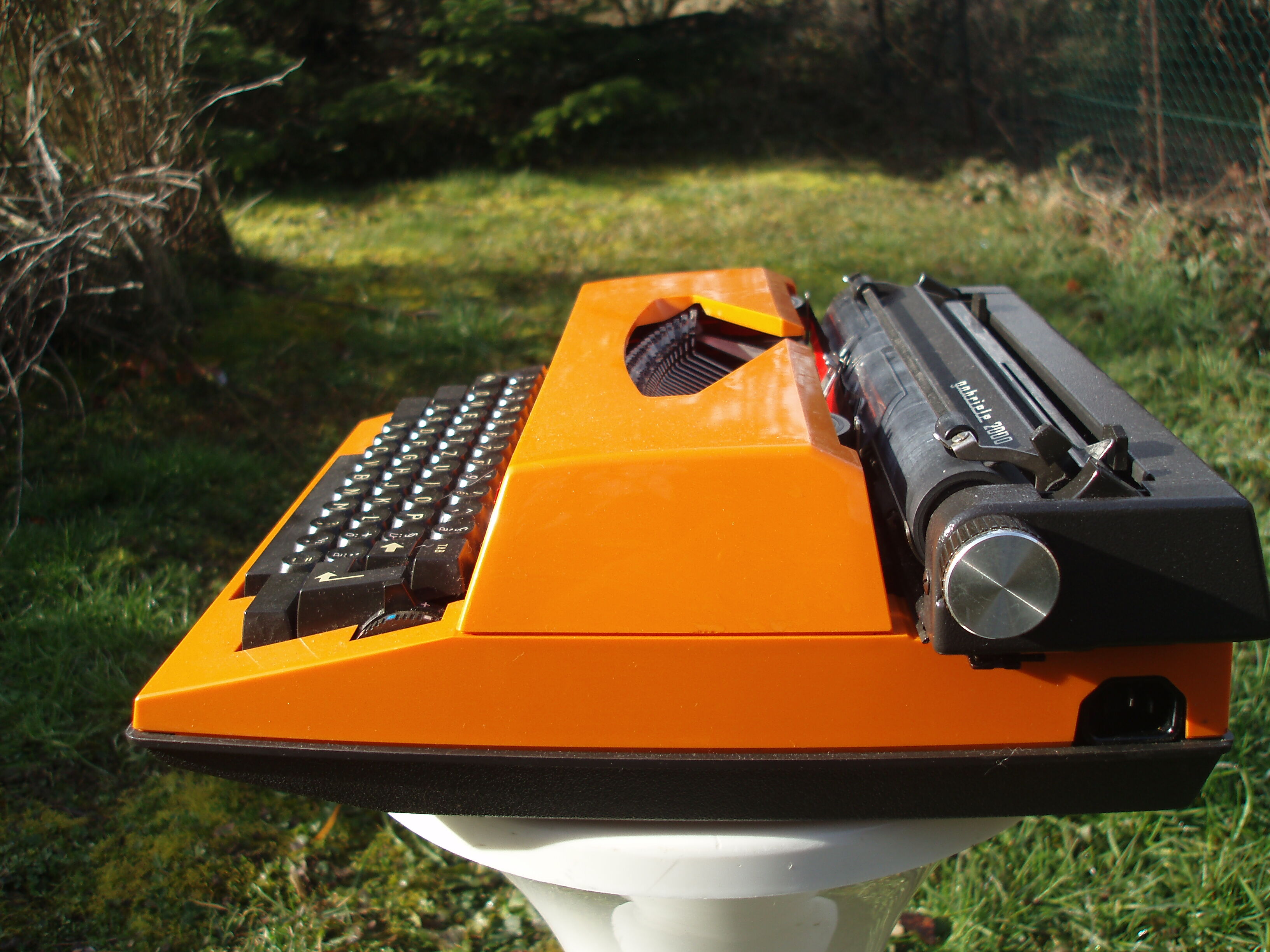 Electric writing machine adler orange and black with its suitcase