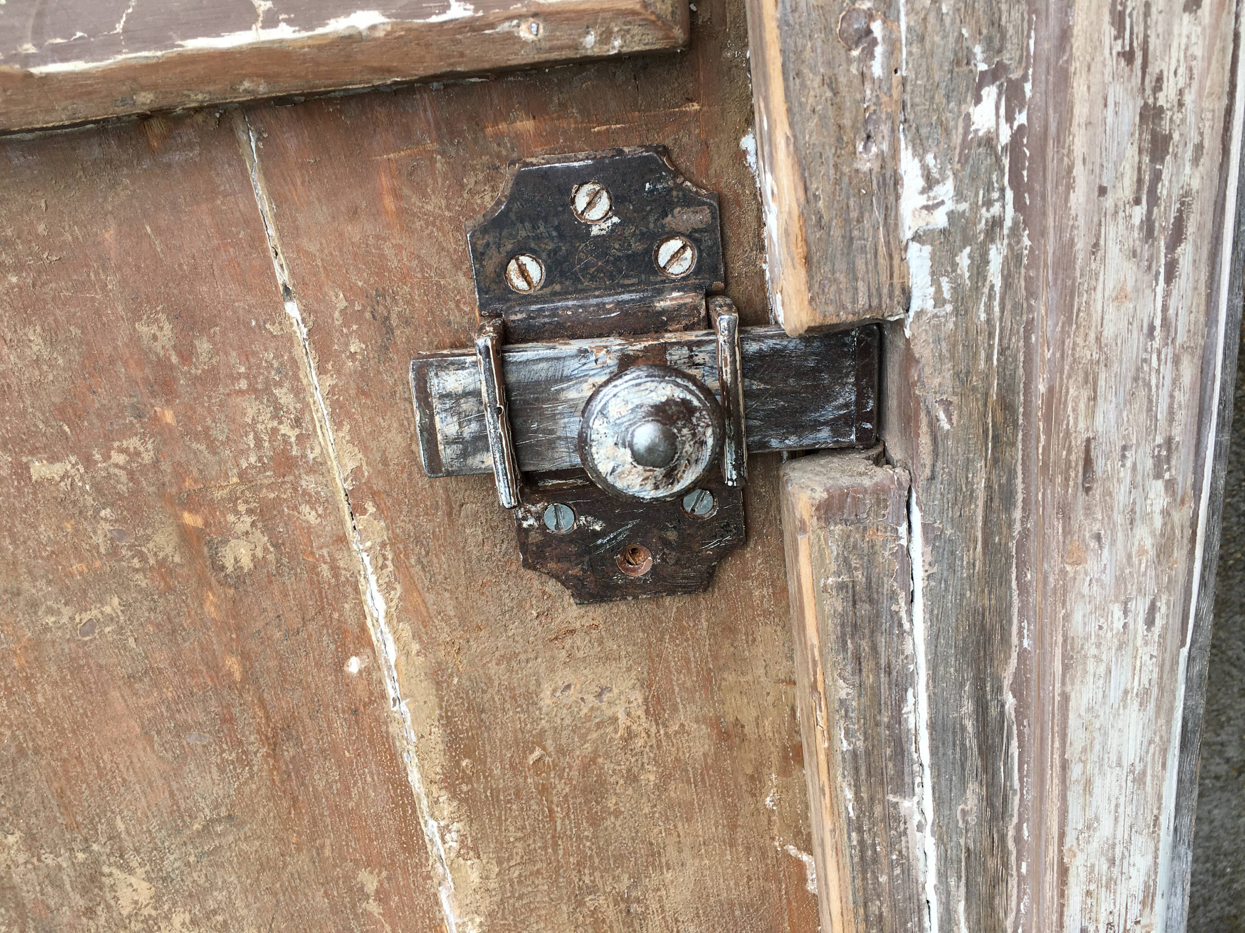 Porte de dépendance de ferme en pin