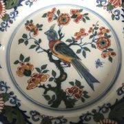 Assiette murale en faïence à décor de peinture de fleurs et oiseau 28 cm