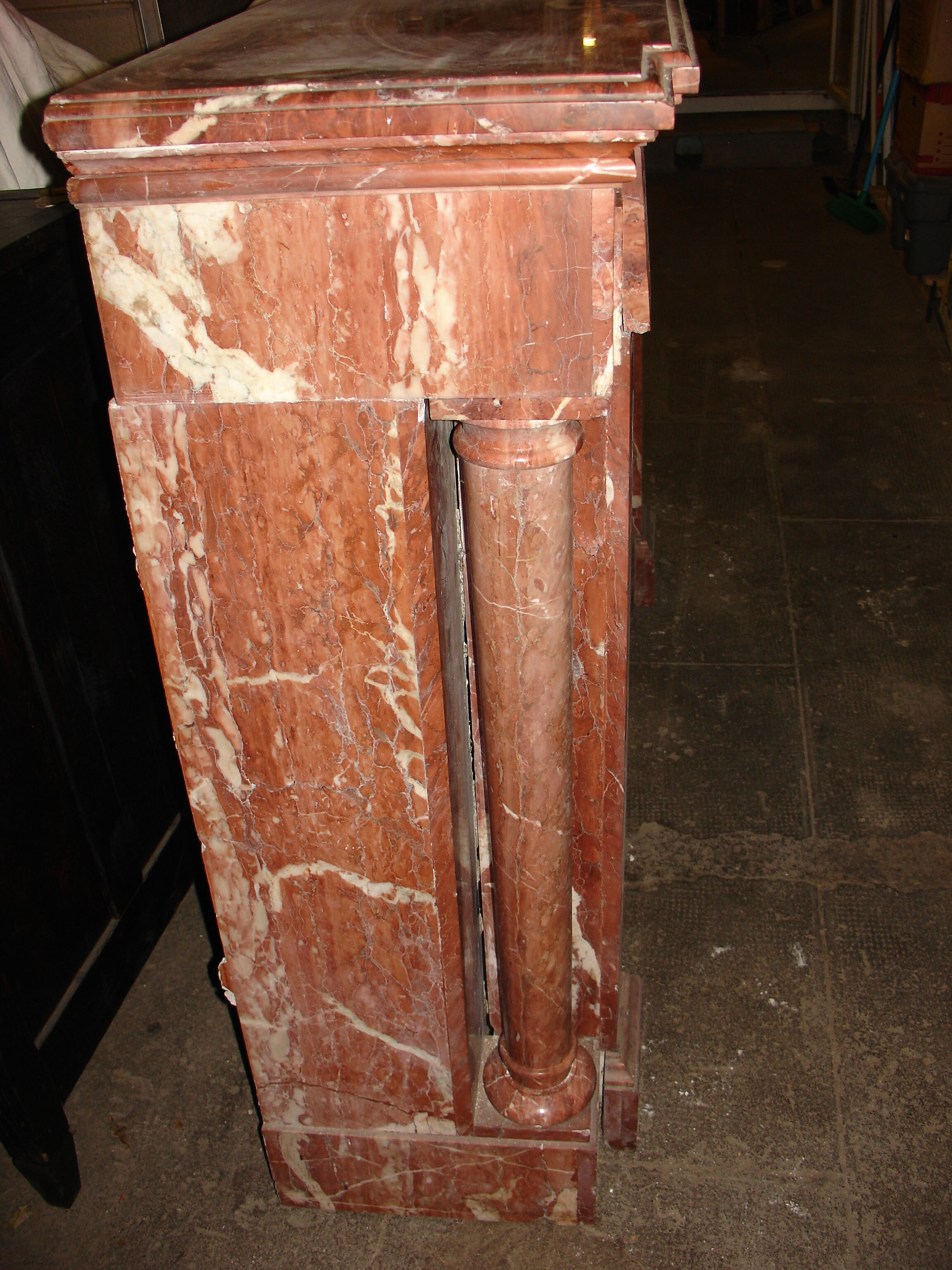 Fireplace columns in red marble of Languedoc and dating from the end of the XIX century
