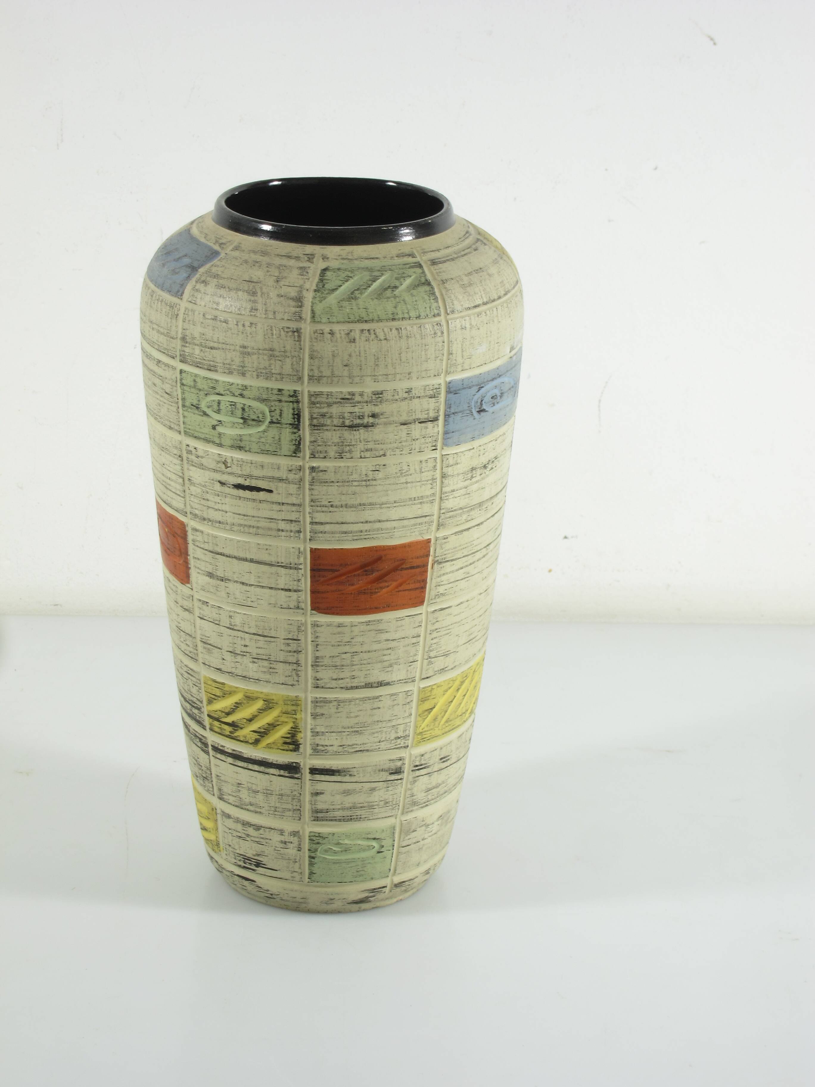 Vase en céramique des années 1950 avec relief, design bleu, rouge et jaune, 31 cm