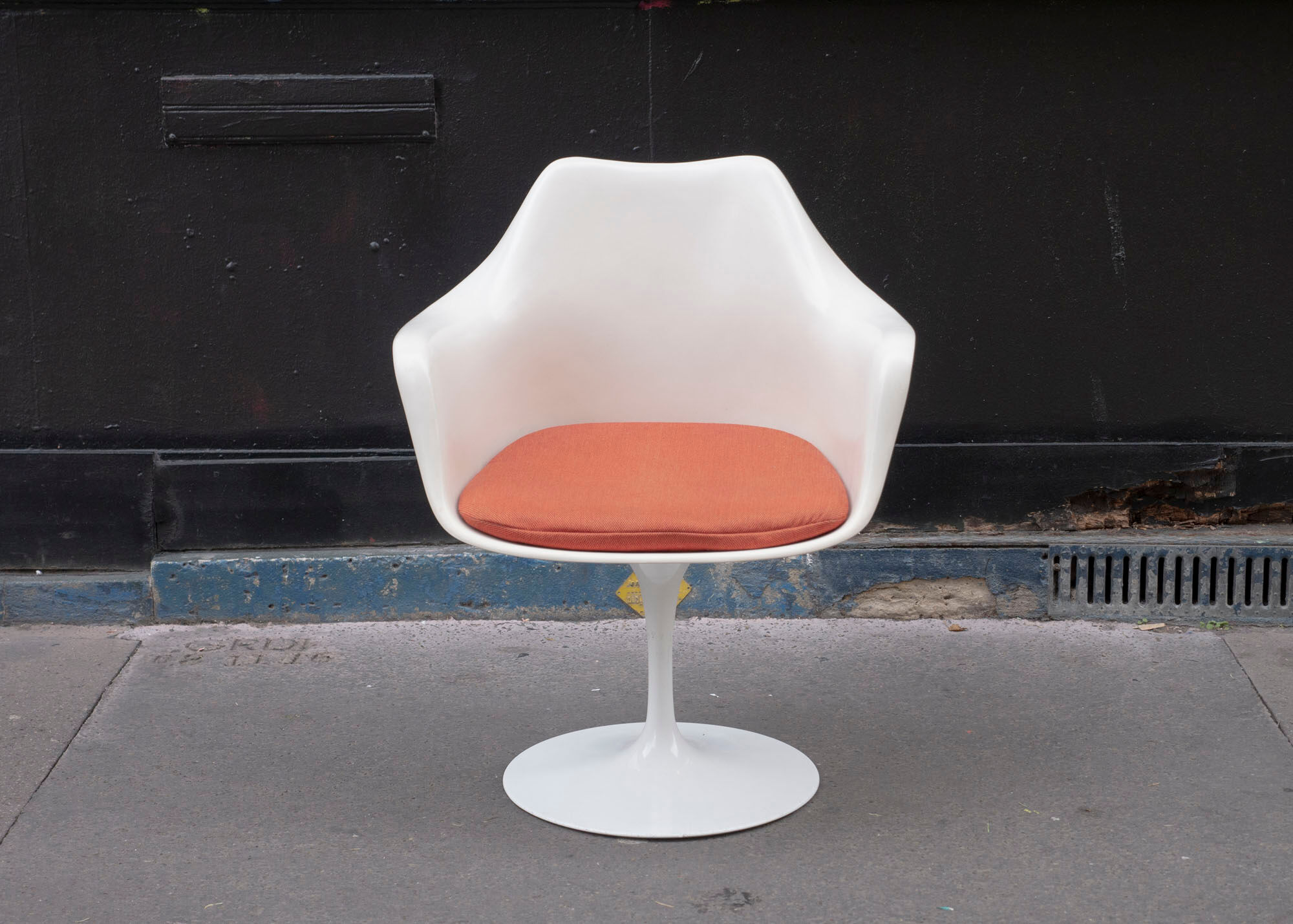 Tulip chair by Eero Saarinen edition Knoll