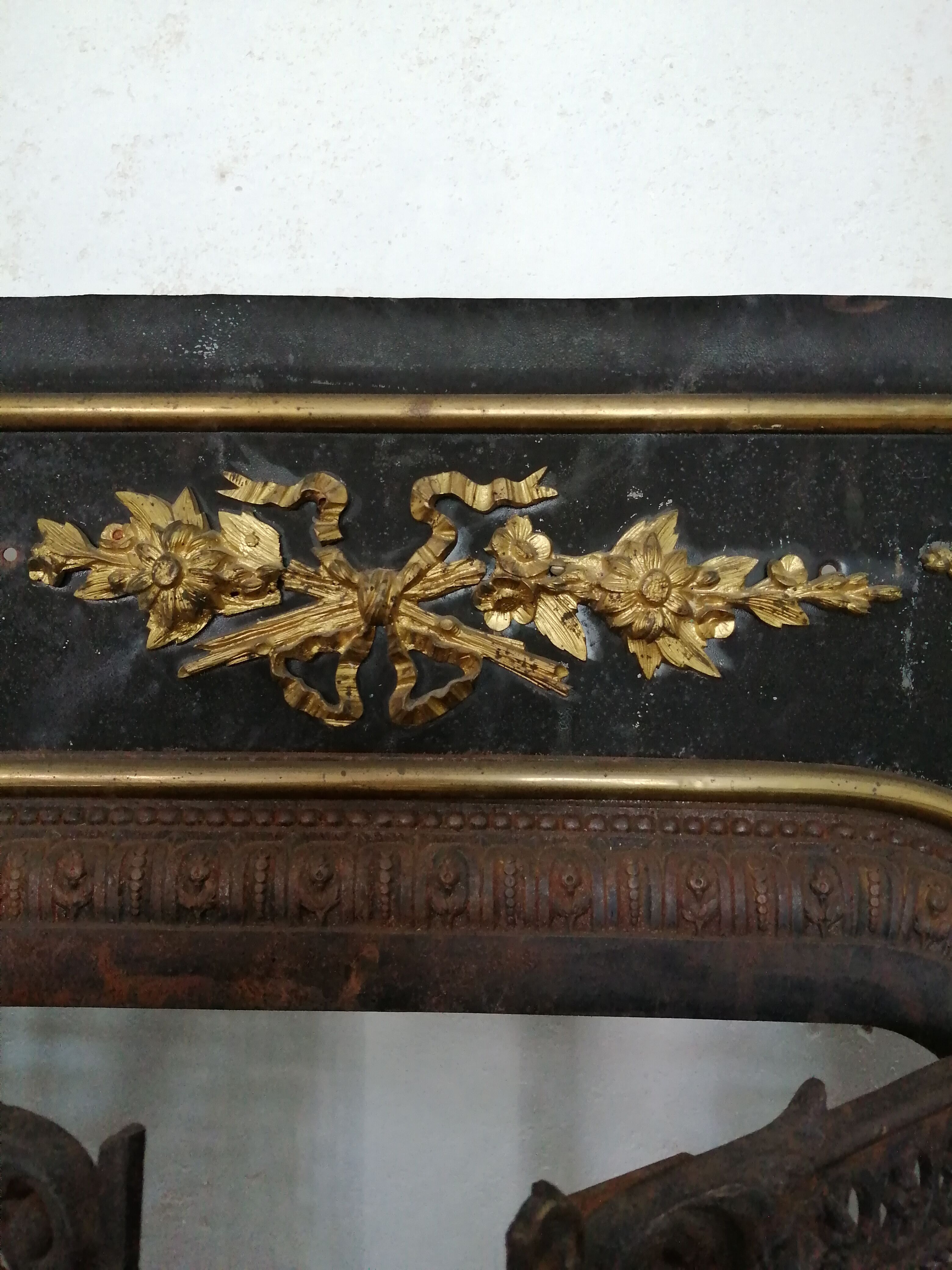 Fireproof adornment against chimney heart