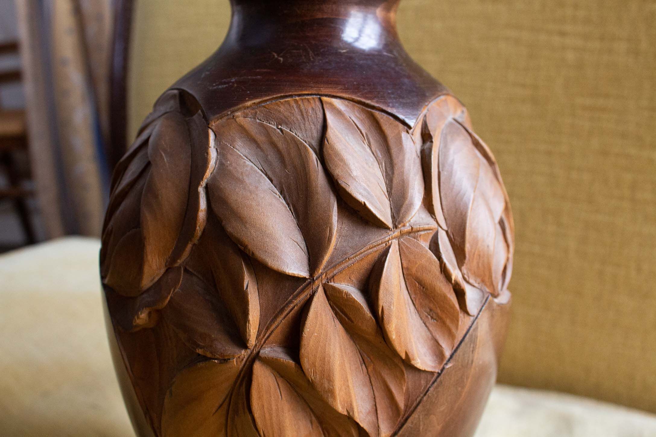 Vase en bois Art Deco sculpté