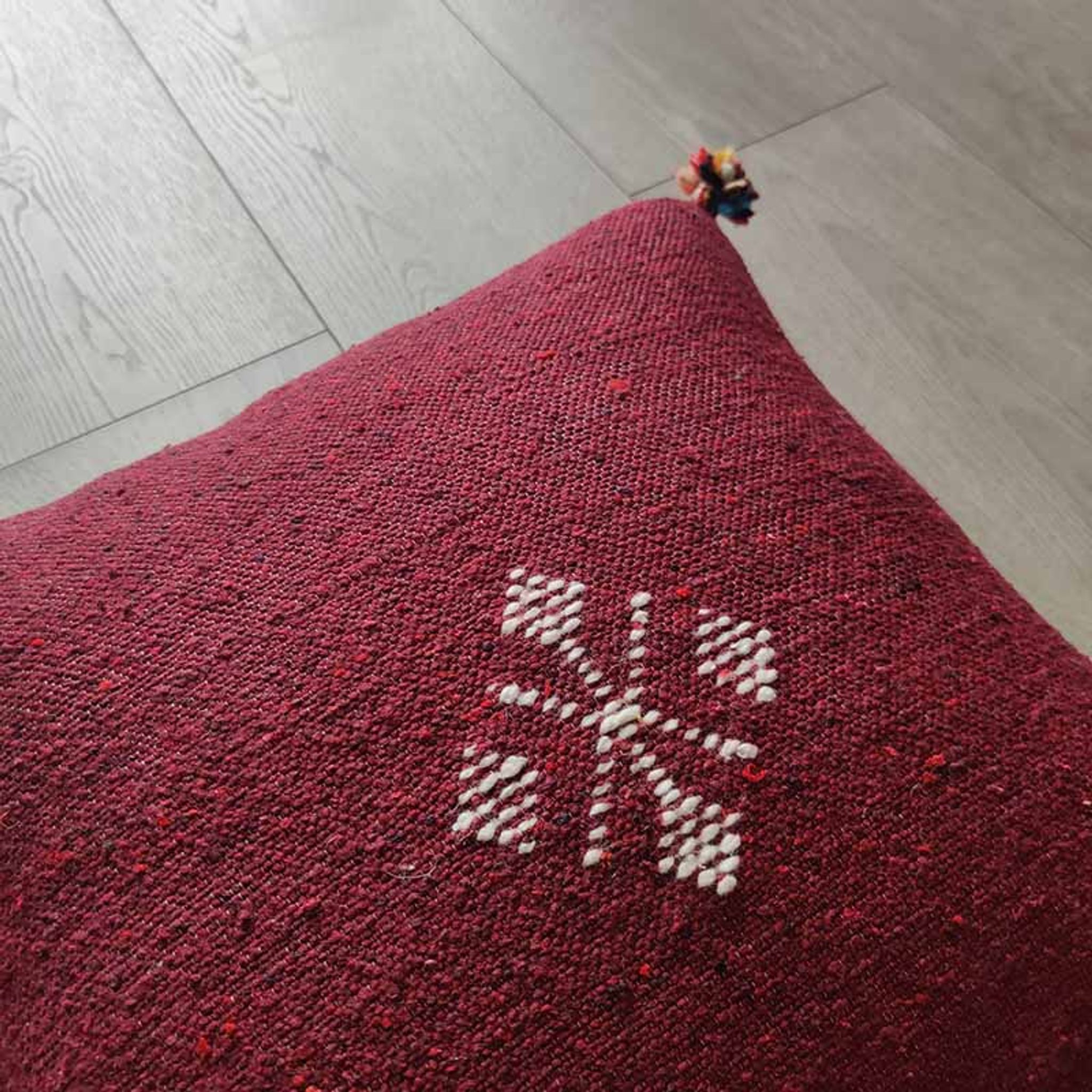 Coussin marocain bordeaux à pompon en coton
