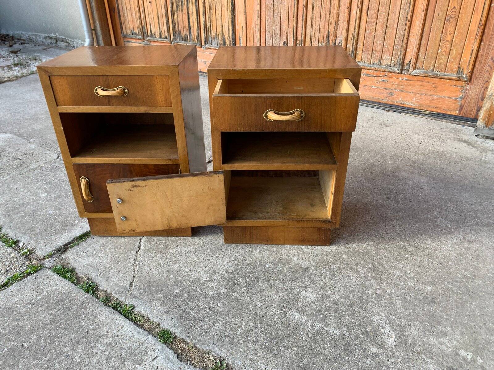 Paire de tables de chevet Art Déco en bois marron, Italie années 1930 — set de 2