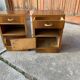 Paire de tables de chevet Art Déco en bois marron, Italie années 1930 — set de 2