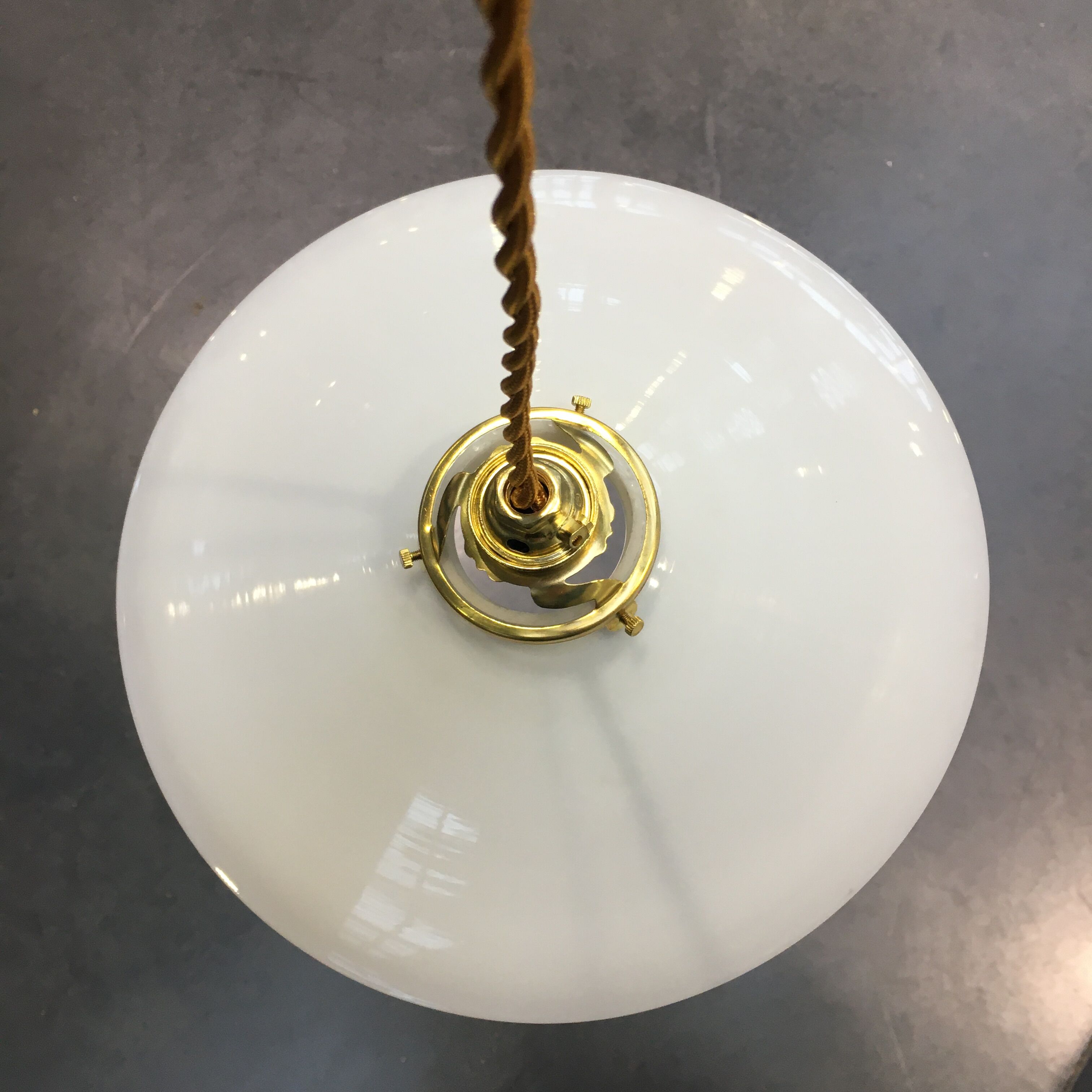 Paire de suspensions en opaline blanche