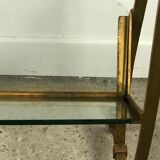 Porte revue bout de canapé doré en fer forgé dorés et plateau de verre 1950