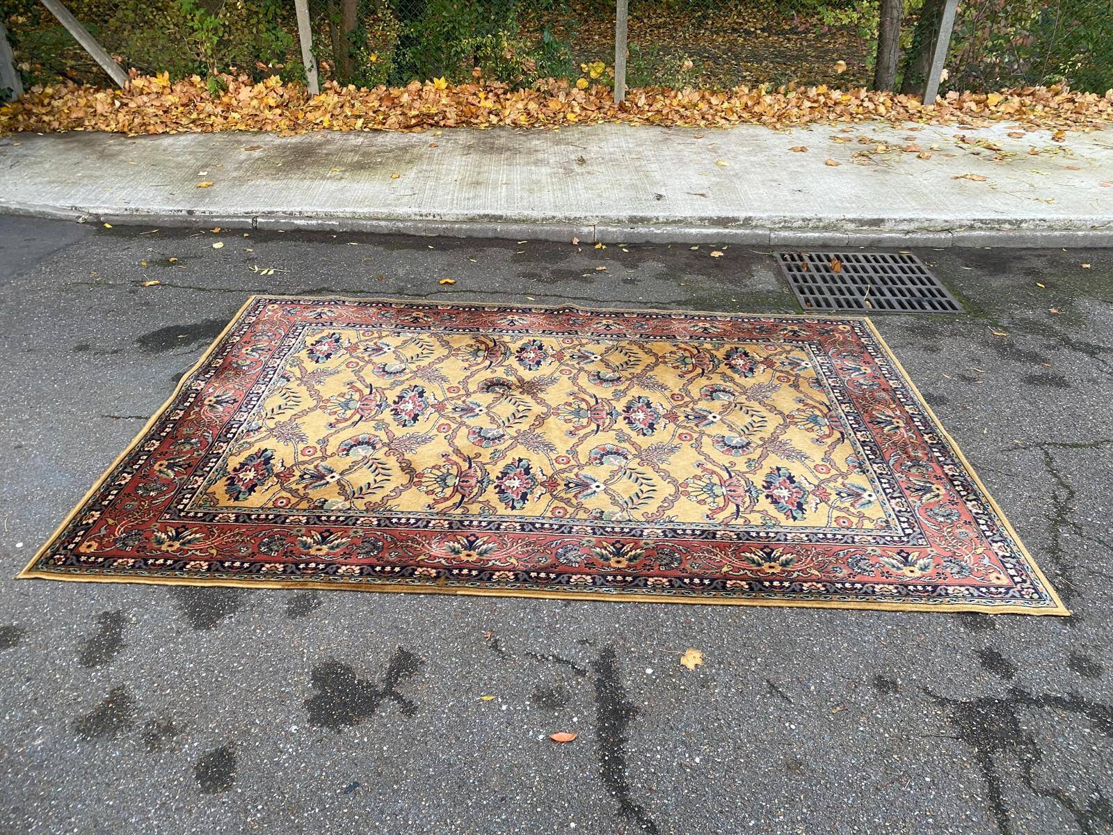 Persian rug in burgundy yellow wool, 200x300cm