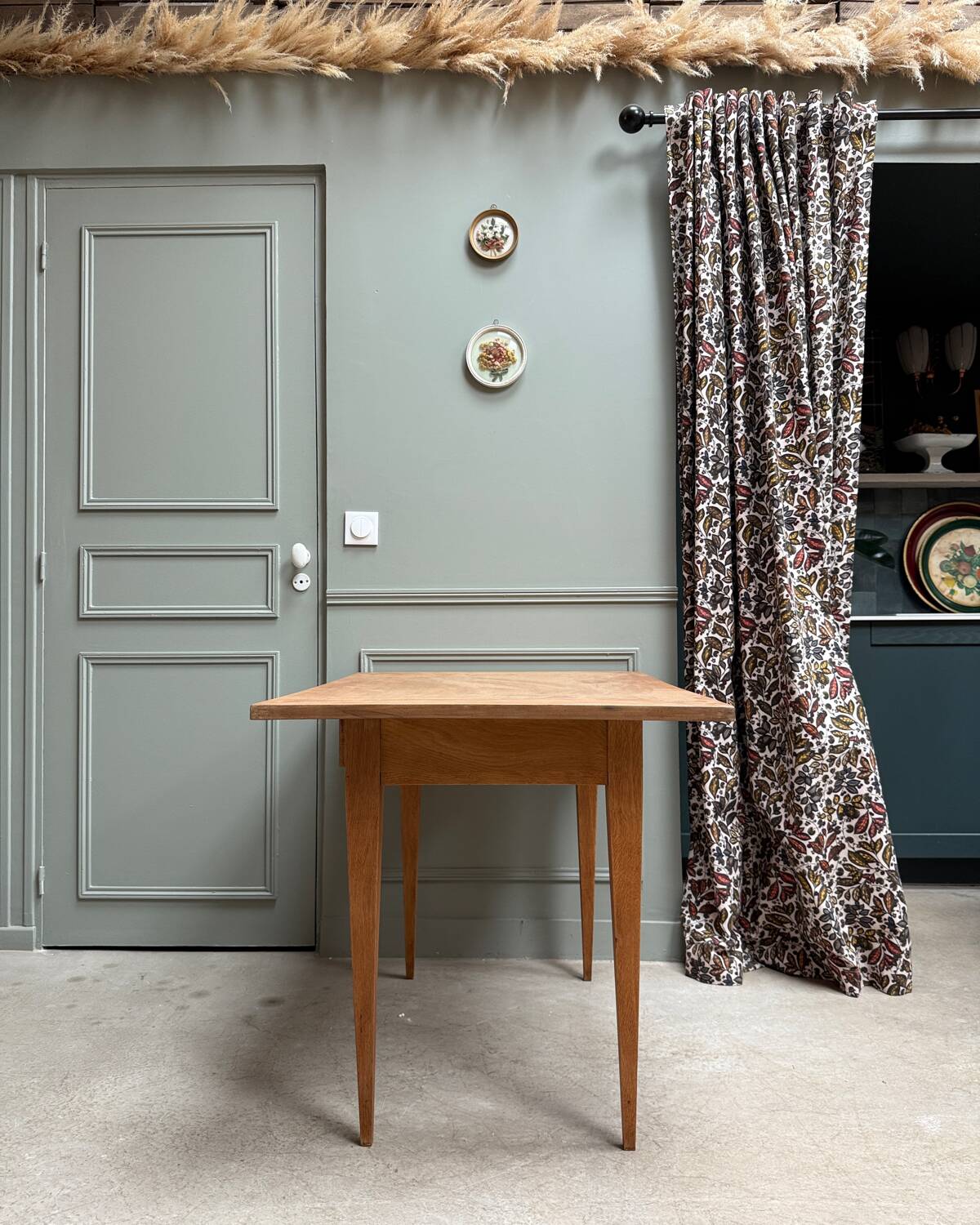 Bureau vintage aux pieds fuseaux, rénové