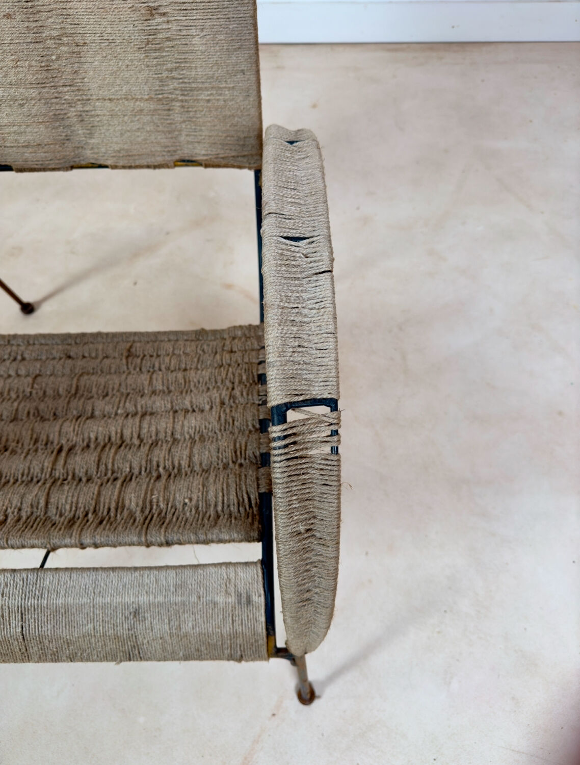 Fauteuil en métal cordé