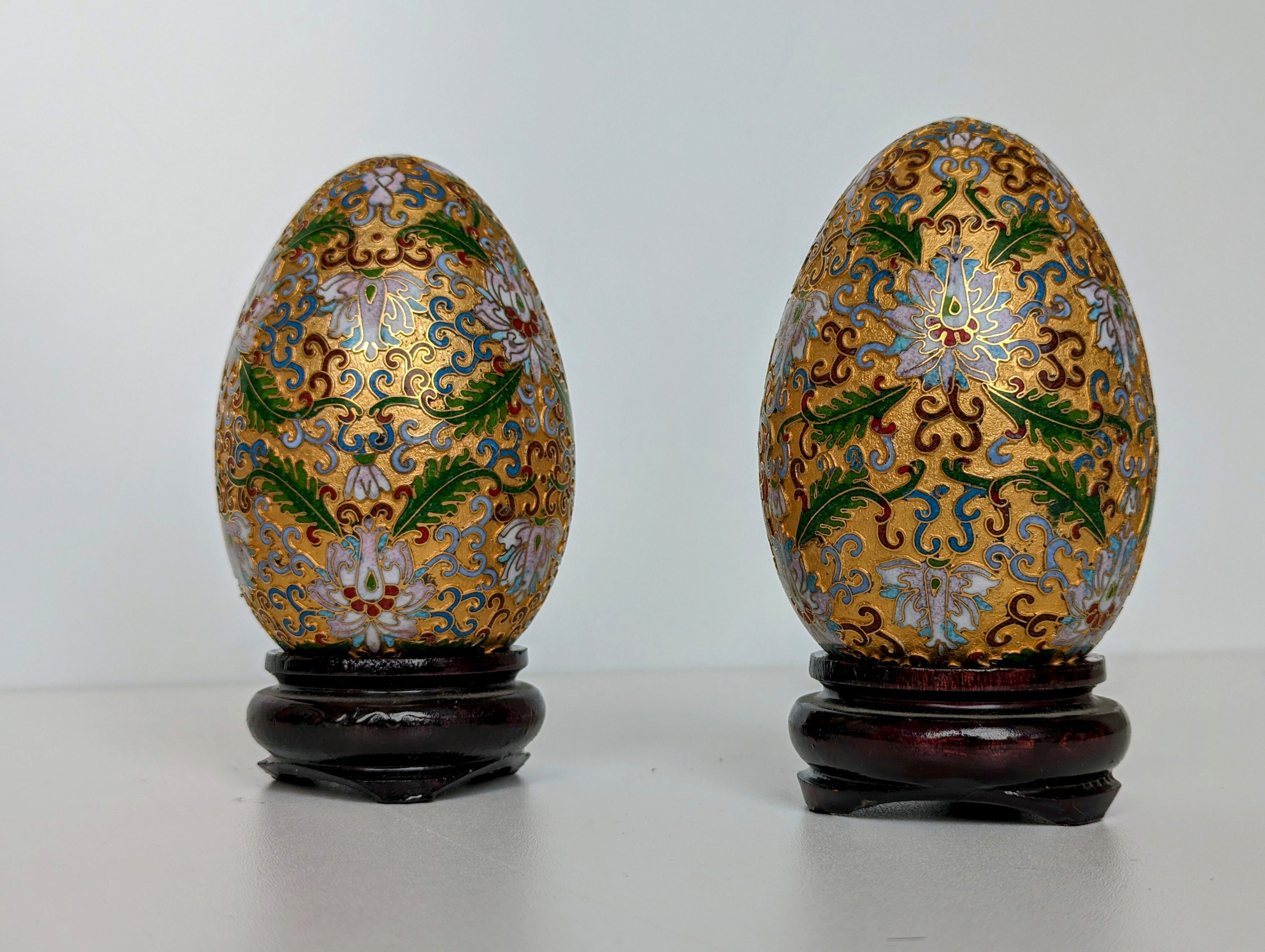 Oeufs en métal doré en émaux cloisonnées - Décor Mille fleurs, feuillages - Chine début XXème