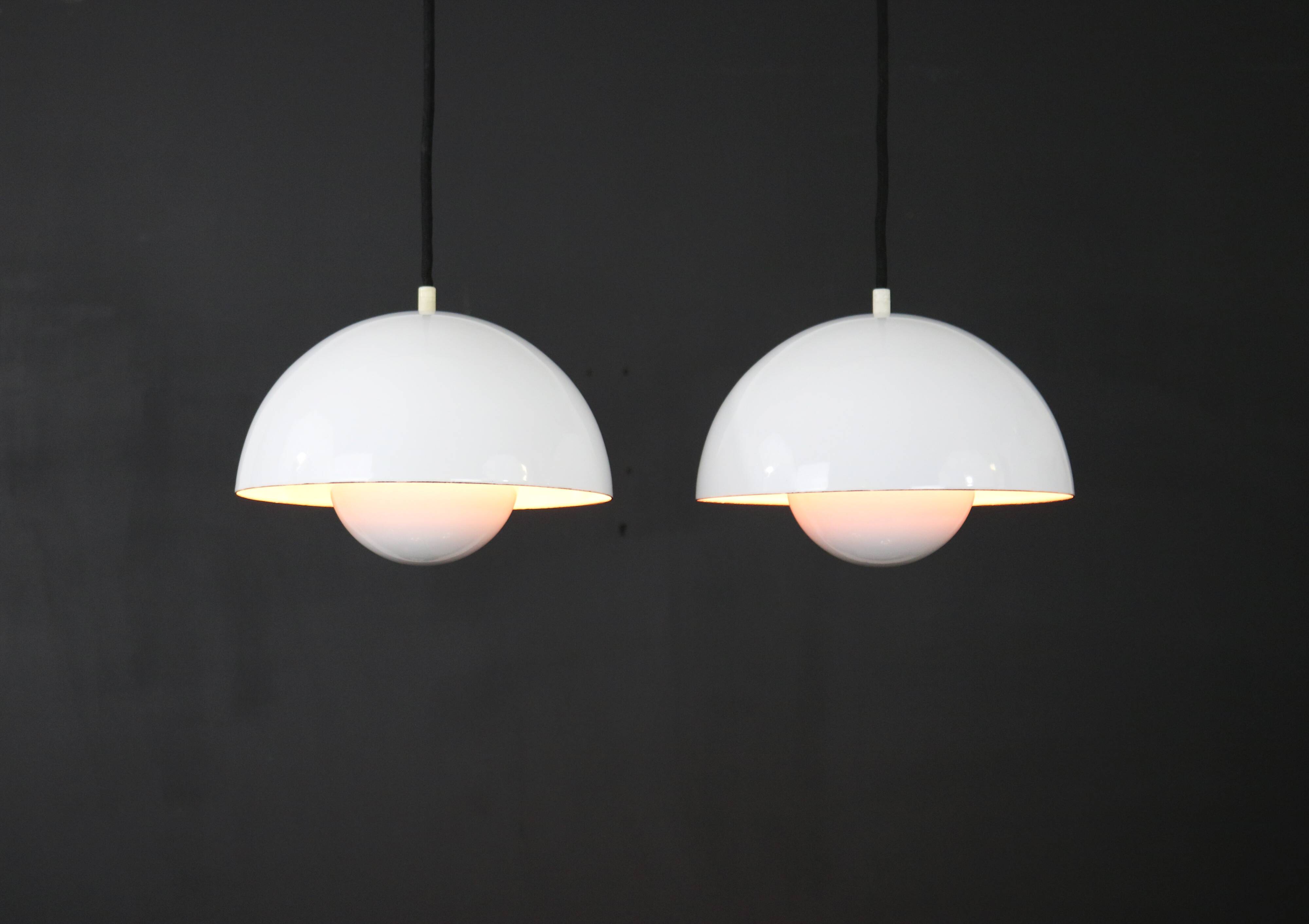 Iconic pair of VP1 white enamel flowerpot lamps  - Verner Panton - 100 % original - Louis Poulsen