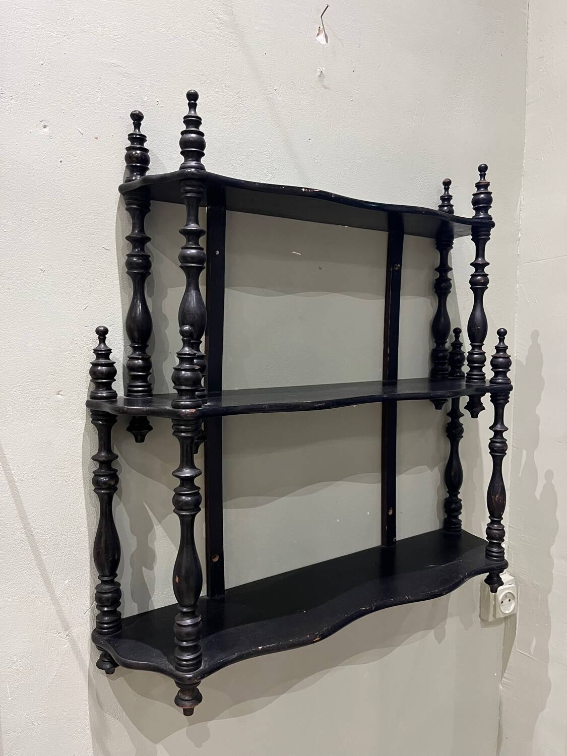 Turned wood shelf, Nap III