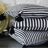 Coussin berbère blanc et noir lignes moyennes