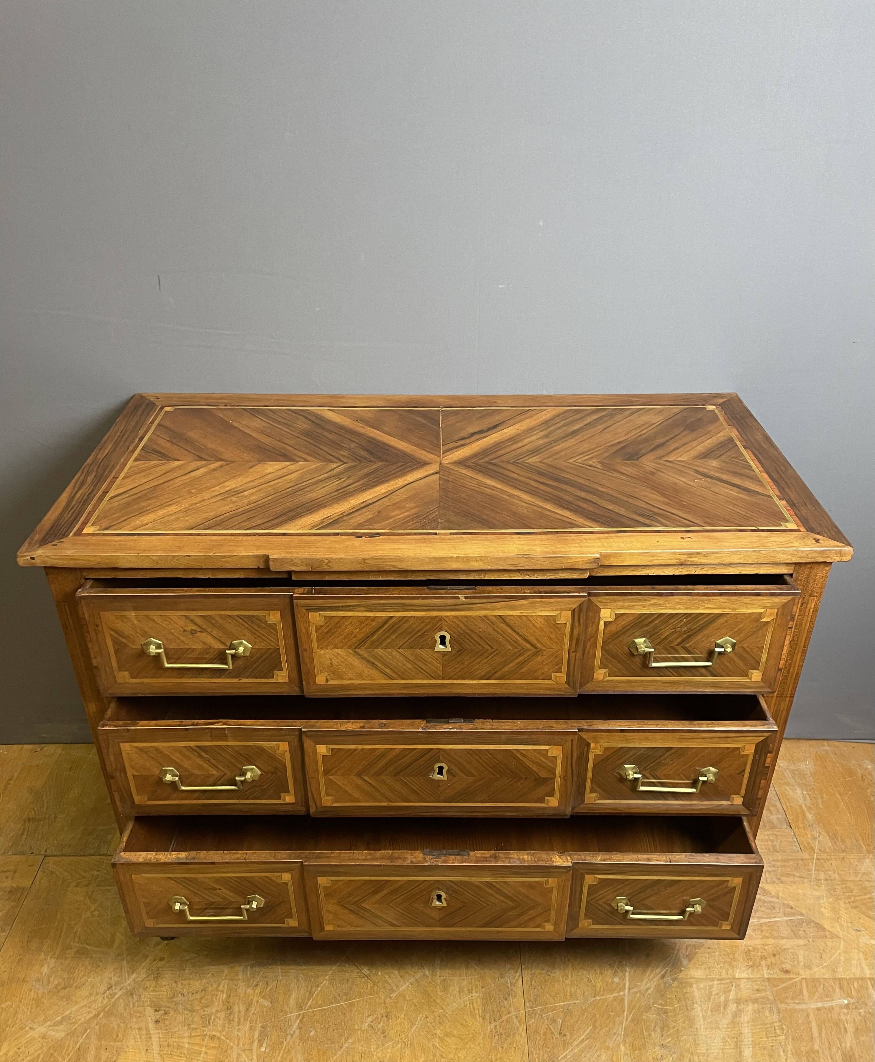 Commode Louis XVI à ressaut central