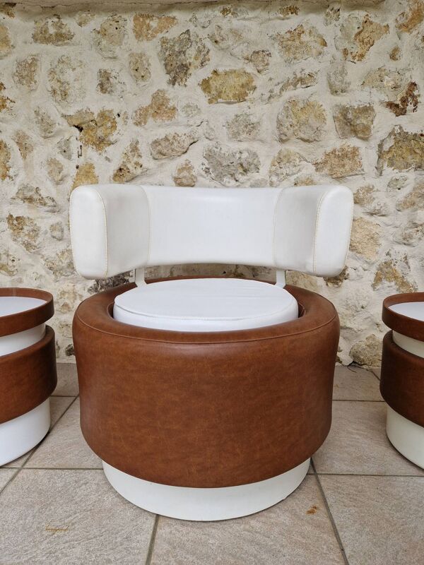 Fauteuil tonneau + 2 poufs Selac années 70 skaï cognac et blanc