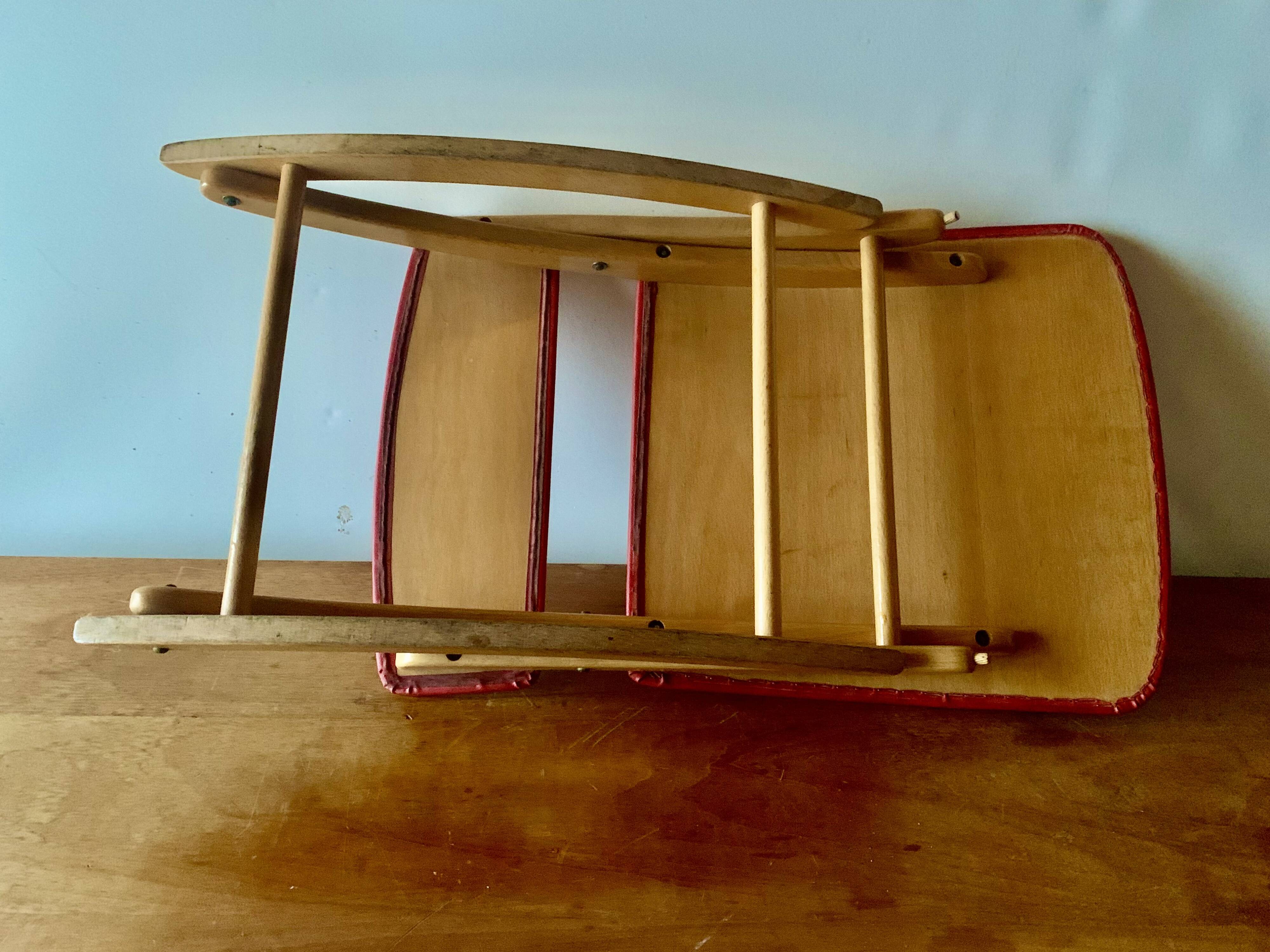 Vintage rocking footstool in red Skai and wood