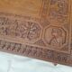 Table basse en bois sculpté