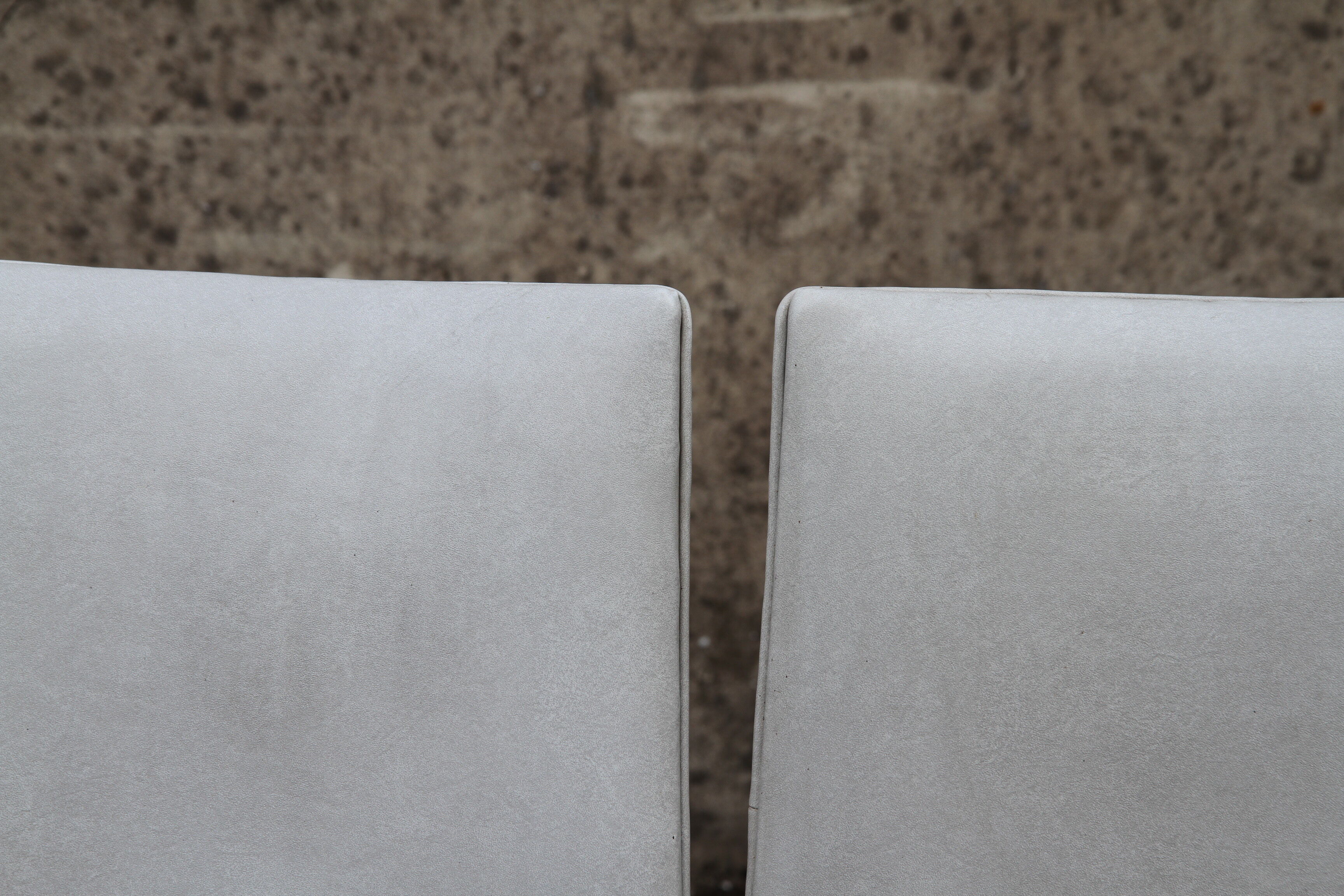Lot de 4 chaises en simili cuir des années 1950